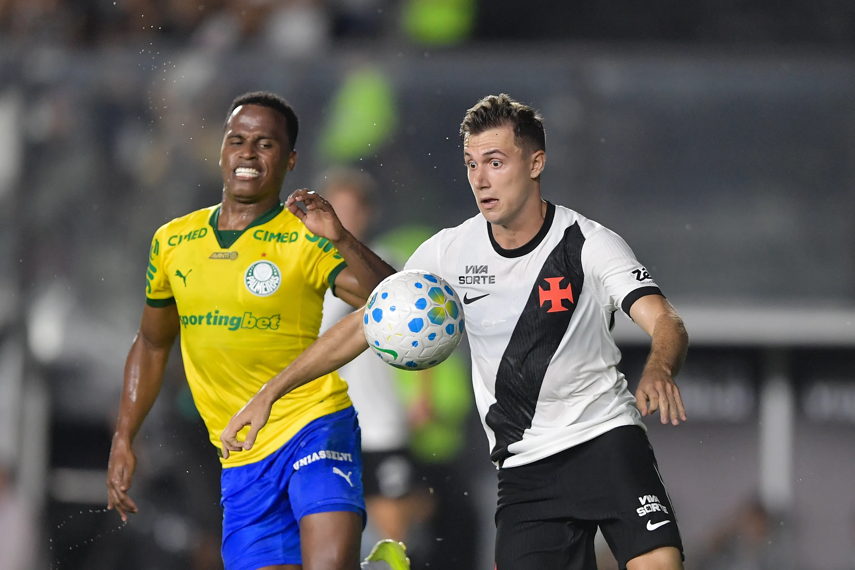 Lucas Piton jogador do Vasco durante partida contra o Palmeiras no estadio Sao Januario pelo campeonato Brasileiro. Foto: Thiago Ribeiro/AGIF