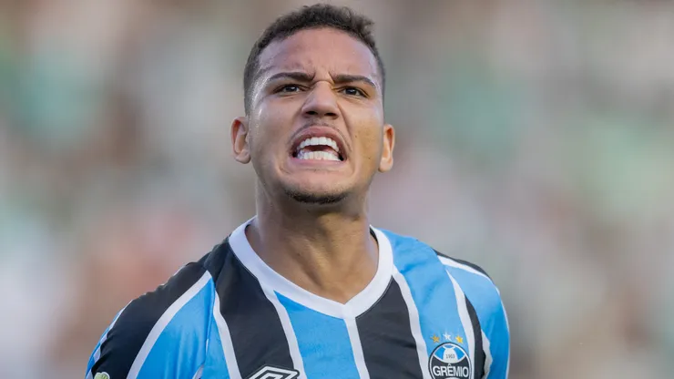 Gustavo Martins jogador do Gremio comemora seu gol durante partida contra o Juventude no estadio Alfredo Jaconi pelo campeonato Gaucho 2025.
