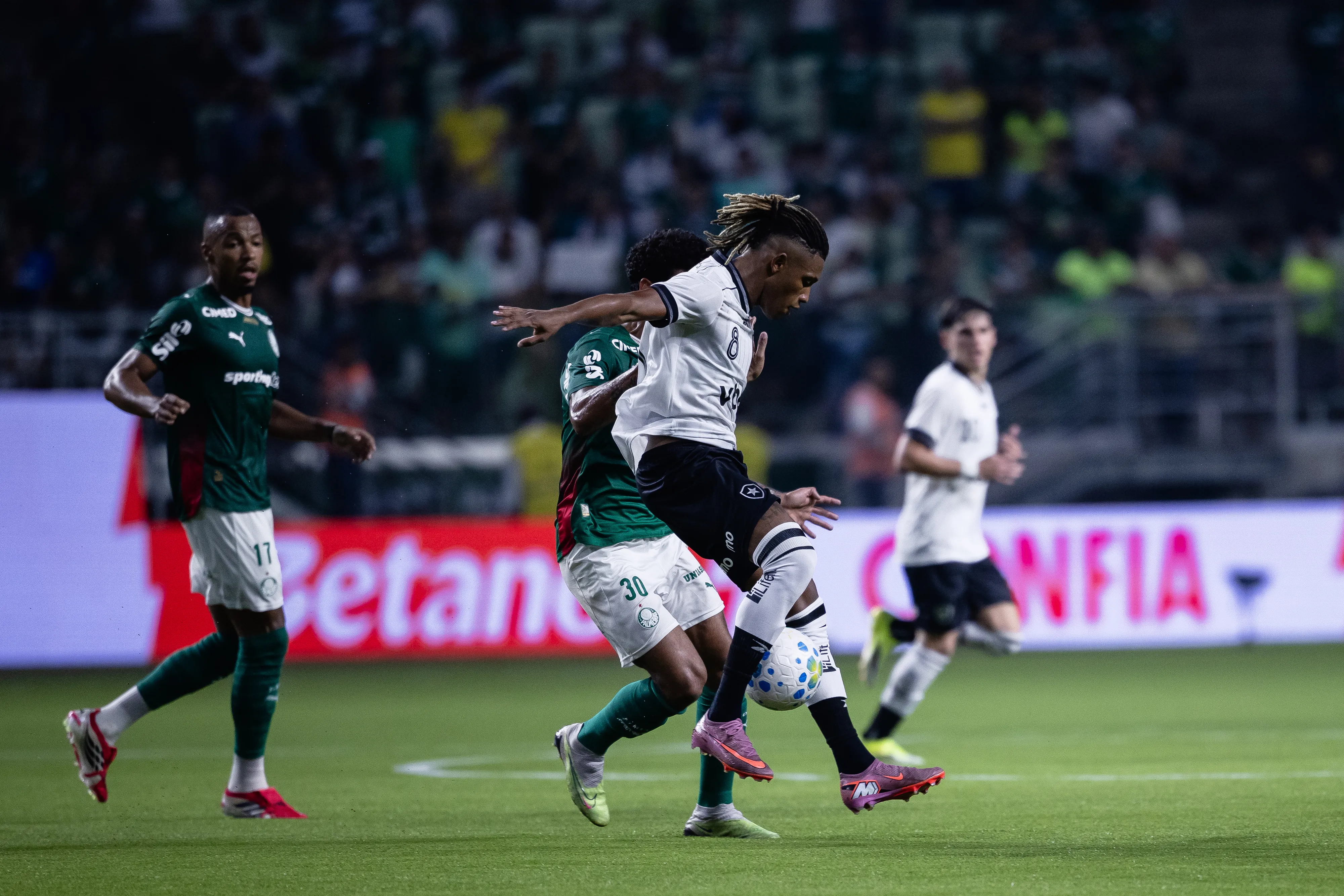 Lucas Evangelista jogador do Palmeiras disputa lance com Danilo jogador do Botafogo durante partida no estadio Arena Allianz Parque pelo campeonato Brasileiro A 2026. Foto: Ettore Chiereguini/AGIF