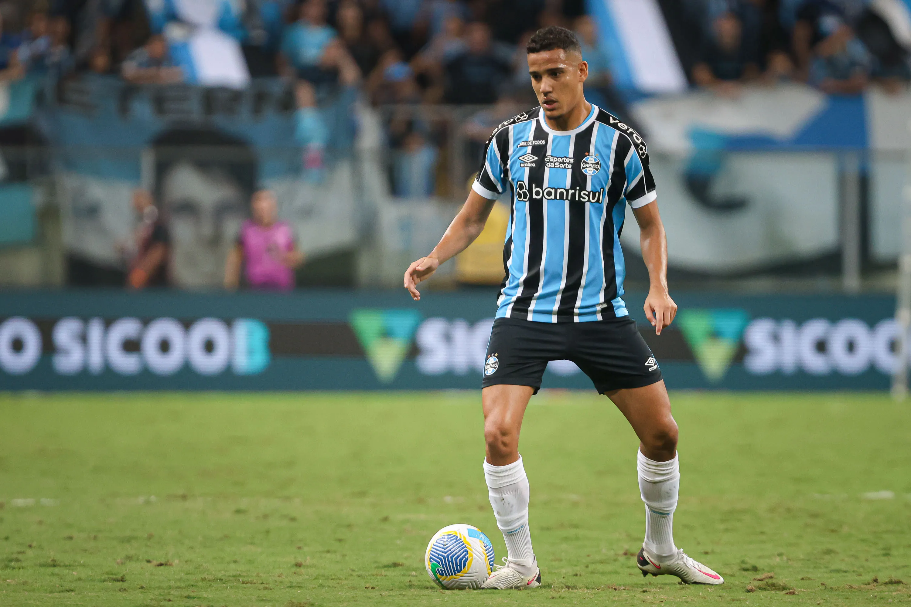 RS – PORTO ALEGRE – 20/04/2024 – BRASILEIRO A 2024, GREMIO X CUIABA – Gustavo Martins jogador do Gremio durante partida contra o Cuiaba no estadio Arena do Gremio pelo campeonato Brasileiro A 2024. Foto: Maxi Franzoi/AGIF