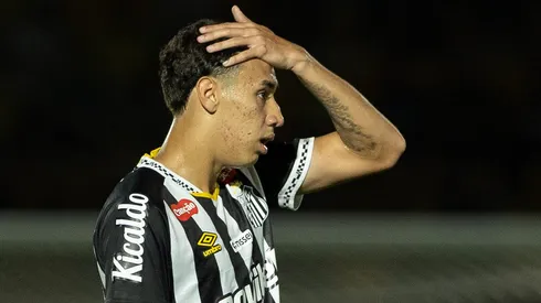 Gabriel Bontempo jogador do Santos lamenta durante partida contra o Mirassol no estadio Jose Maria de Campos Maia pelo campeonato Brasileiro A 2026.