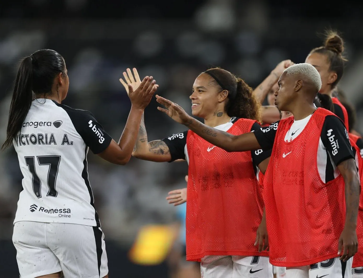 Vic Albuquerque cumprimenta suas companheiras de equipe - Foto: Lucas Figueiredo/Corinthians