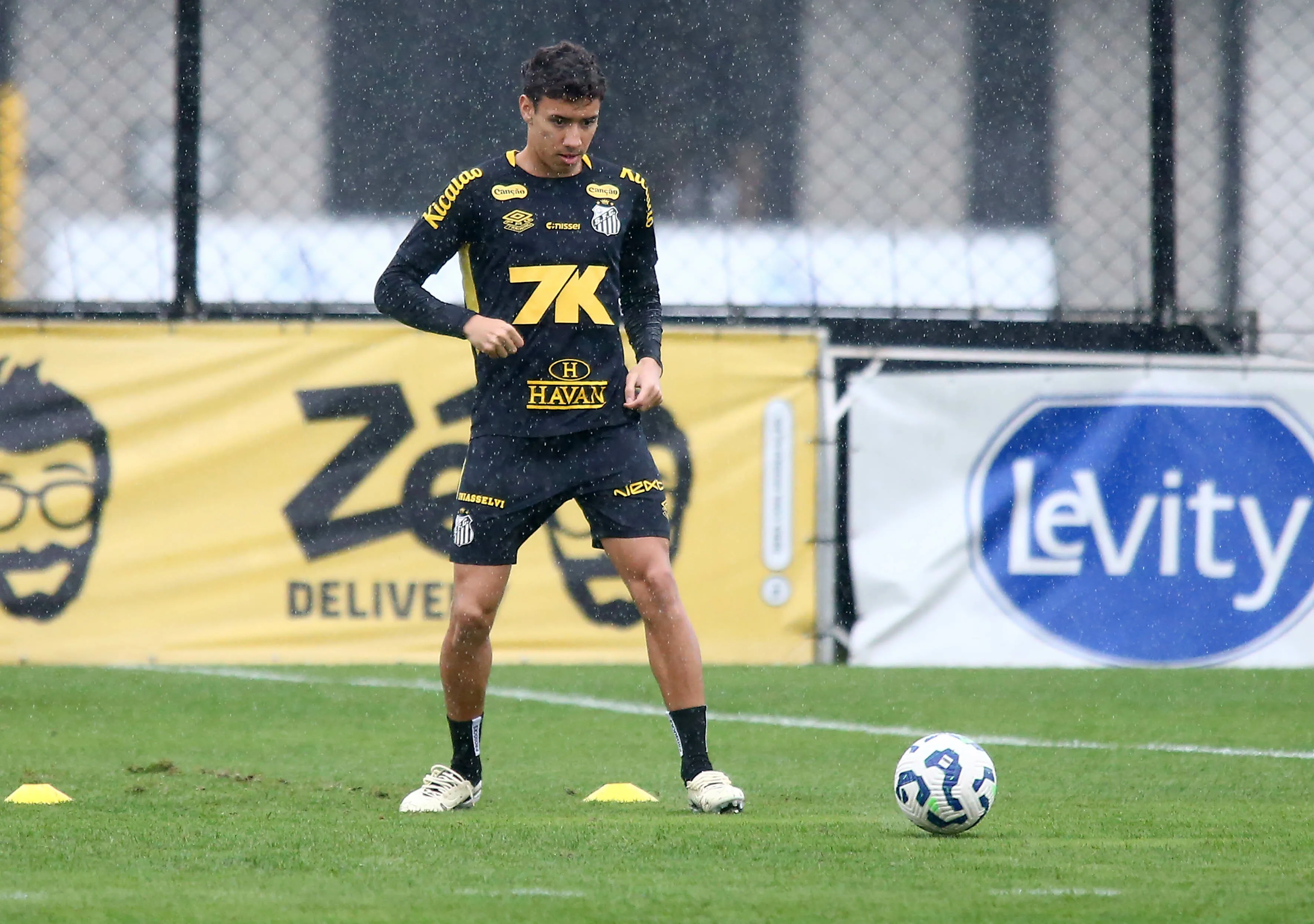 SP – SANTOS – 10/10/2025 – SANTOS, TREINO – Gabriel Bontempo jogador do Santos durante treino no Centro de Treinamento CT Rei Pele. Foto: Mauricio De Souza/AGIF