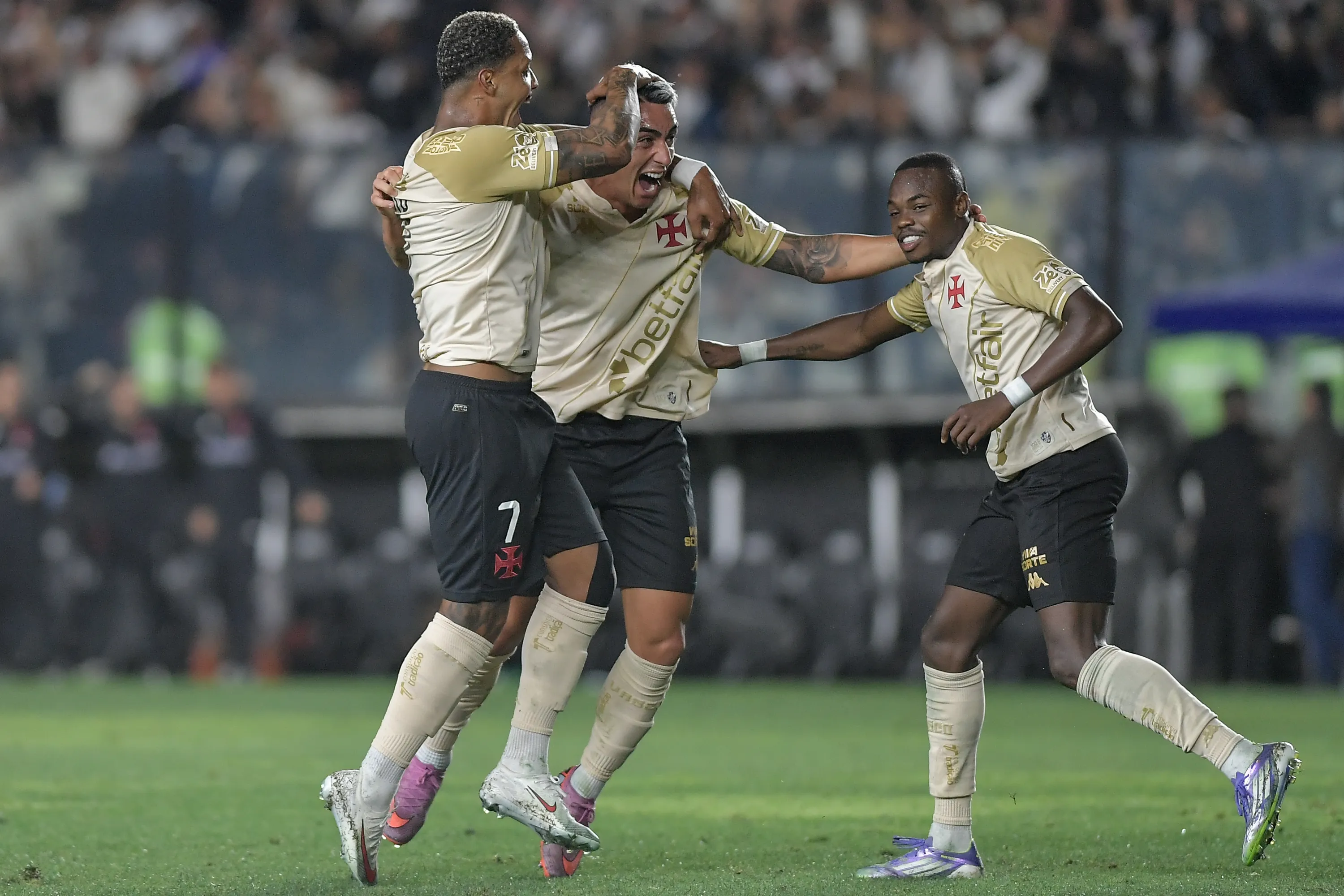 Puma Rodriguez jogador do Vasco comemora seu gol com jogadores do seu time durante partida contra o Bahia no estadio Sao Januario pelo campeonato Brasileiro A 2025. Foto: Thiago Ribeiro/AGIF