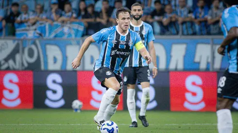RS - PORTO ALEGRE - 02/12/2025 - BRASILEIRO A 2025, GREMIO X FLUMINENSE - Arthur jogador do Gremio durante partida contra o Fluminense no estadio Arena do Gremio pelo campeonato Brasileiro A 2025. Foto: Maxi Franzoi/AGIF