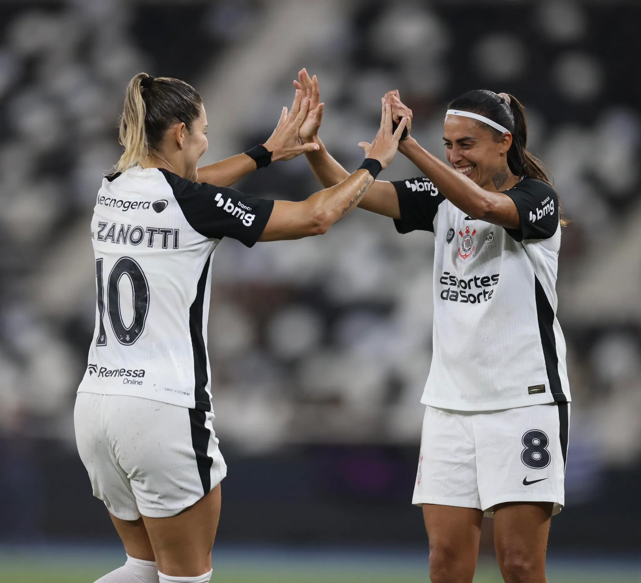 Jogadoras do Corinthians comemoram um dos gols sobre o Botafogo na última rodada - Foto: Lucas Figueiredo/Corinthians