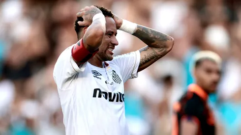 Neymar Jr jogador do Santos lamenta durante partida contra o Corinthians no estadio Vila Belmiro pelo campeonato Brasileiro A 2026. Foto: Marcello Zambrana/AGIF