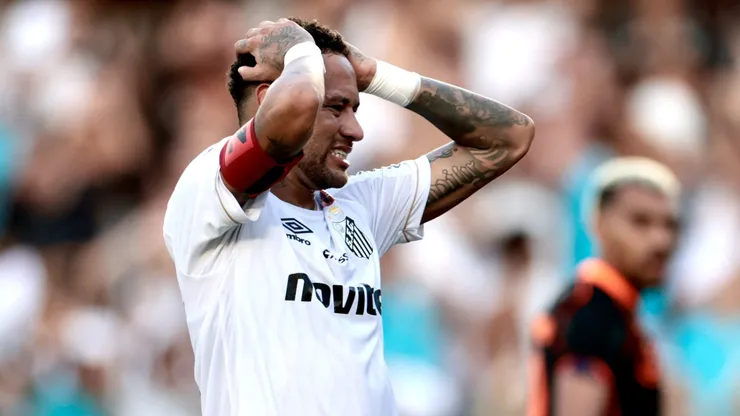 Neymar Jr jogador do Santos lamenta durante partida contra o Corinthians no estadio Vila Belmiro pelo campeonato Brasileiro A 2026. Foto: Marcello Zambrana/AGIF
