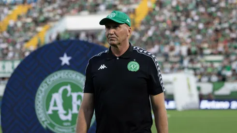 Gilmar Dal Pozzo tecnico do Chapecoense durante partida contra o Coritiba no estadio Arena Conda pelo campeonato Brasileiro A 2026. Foto: Liamara Polli/AGIF