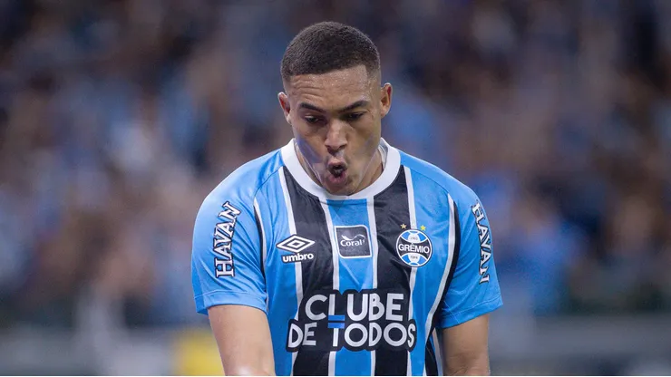 Carlos Vinicius jogador do Gremio comemora seu gol durante partida contra o Internacional no estadio Arena do Gremio pelo campeonato Gaucho 2026. Foto: Maxi Franzoi/AGIF