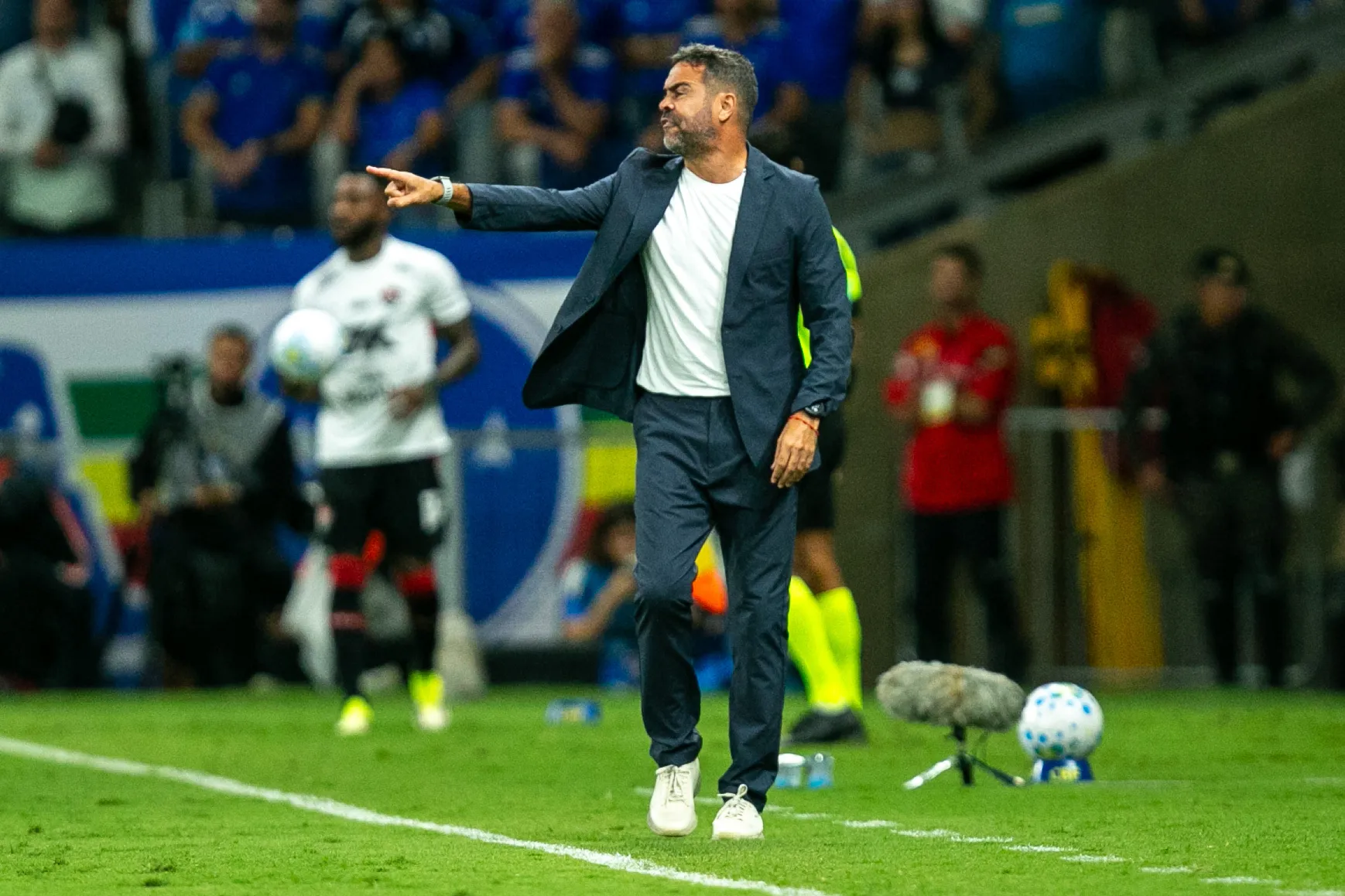 Arthur Jorge tecnico do Cruzeiro durante partida contra o Vitoria no estadio Mineirao pelo campeonato Brasileiro A 2026. Foto: Fernando Moreno/AGIF