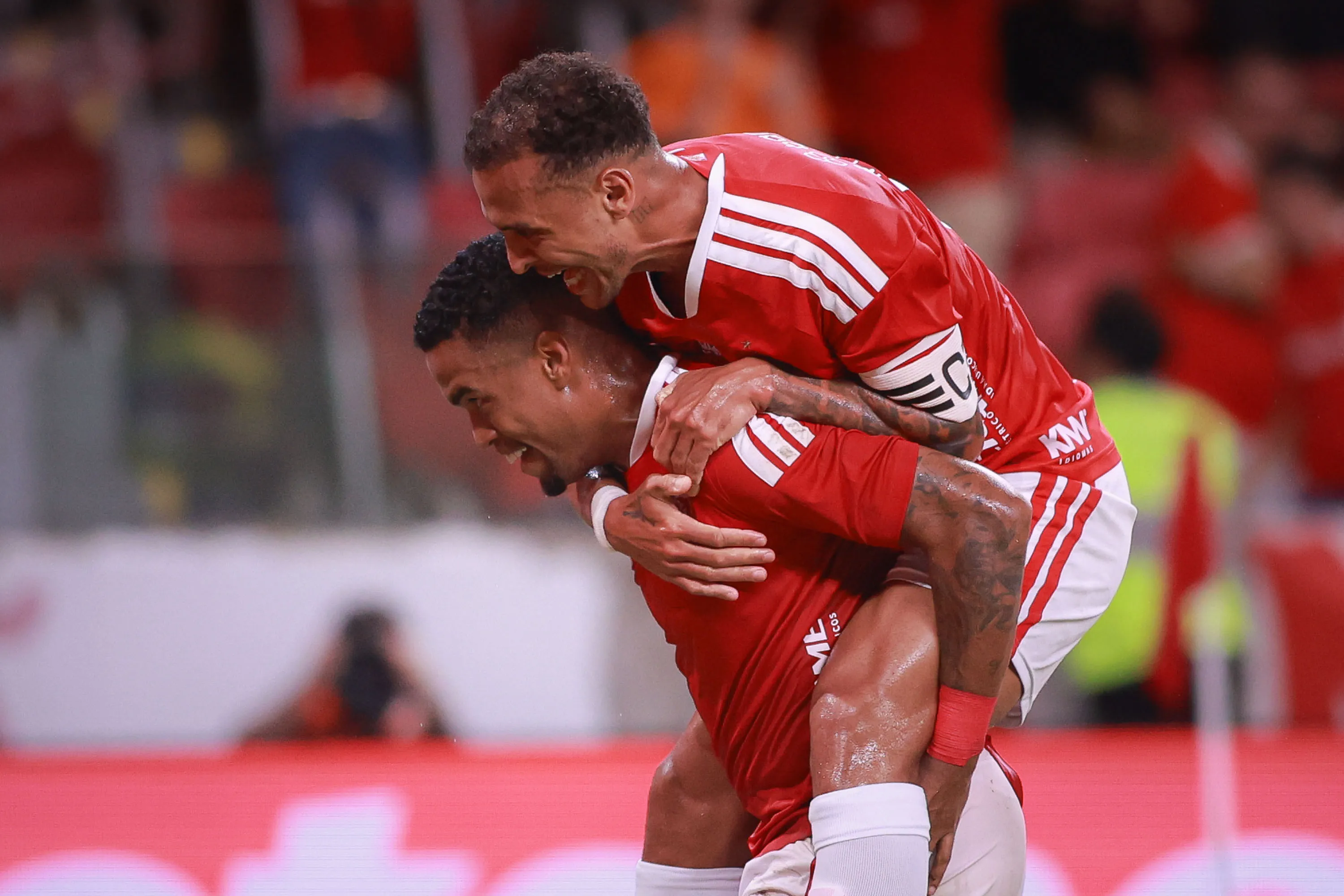 Alerrando jogador do Internacional comemora seu gol com Alan Patrick jogador da sua equipe durante partida contra o Sao Paulo no estadio Beira-Rio pelo campeonato Brasileiro A 2026. Foto: Maxi Franzoi/AGIF