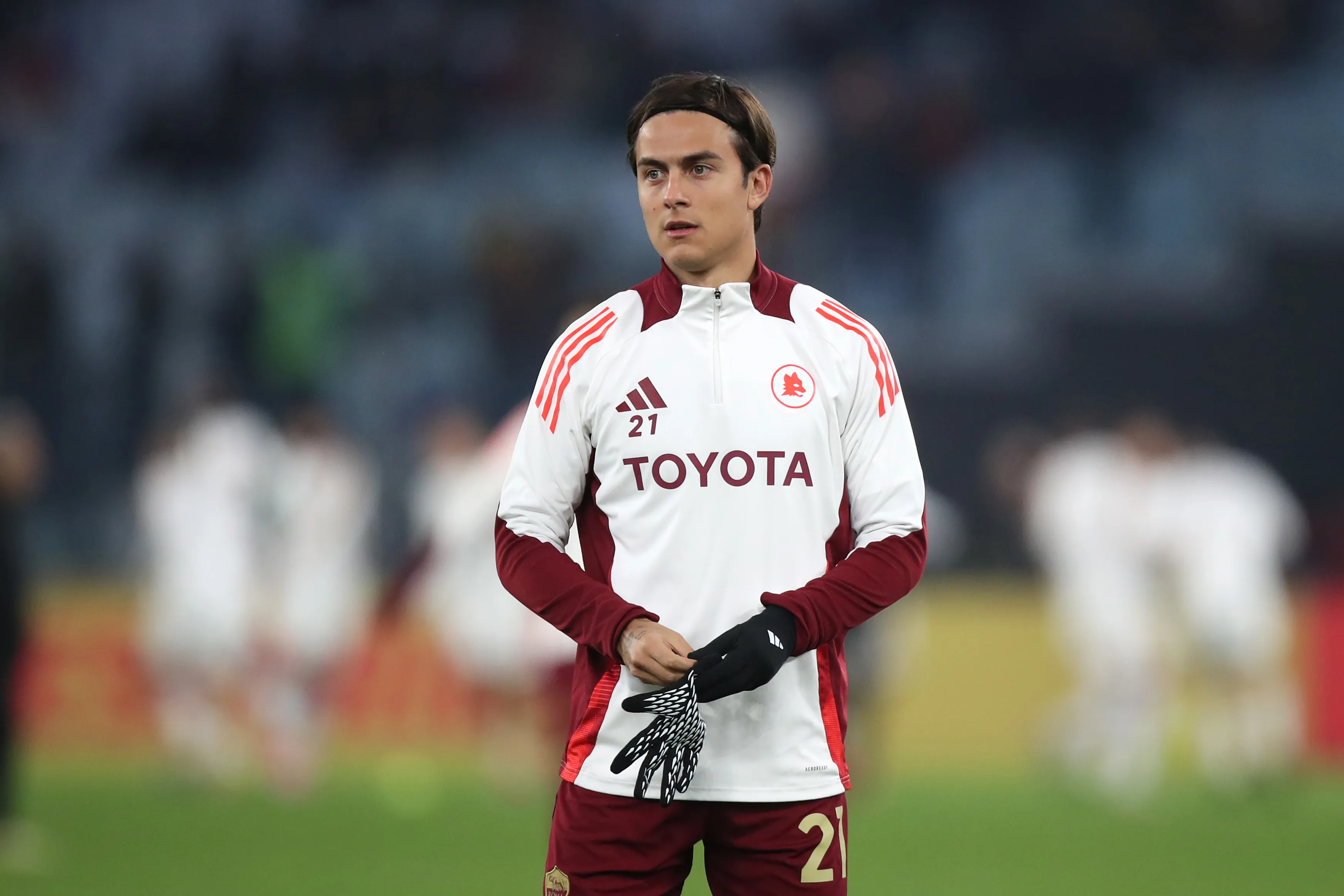 ROME, ITALY – DECEMBER 07: Paulo Dybala of AS Roma looks on as he warms up prior to the Serie A match between AS Roma and Lecce at Stadio Olimpico on December 07, 2024 in Rome, Italy. (Photo by Paolo Bruno/Getty Images)