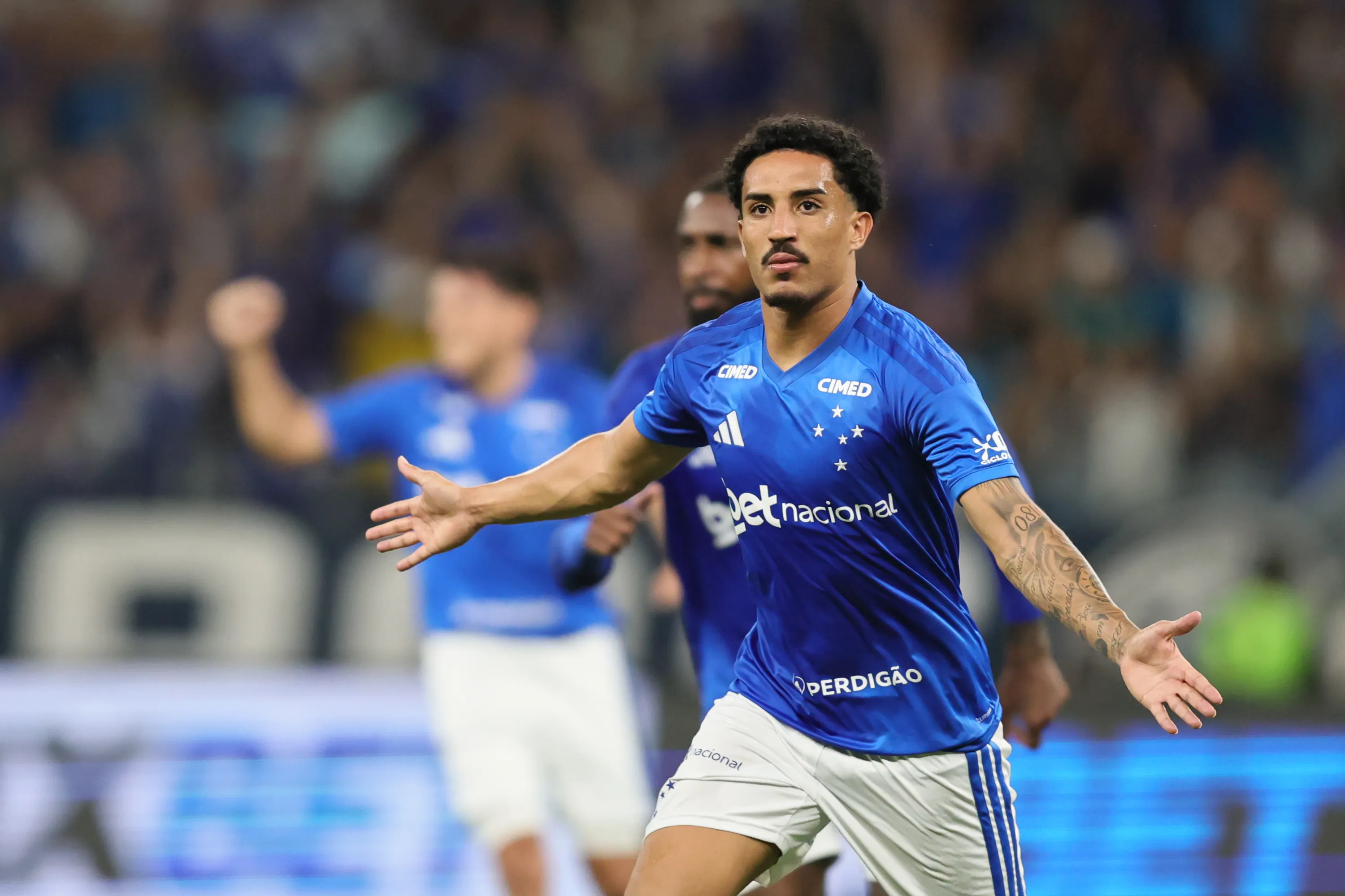MG – BELO HORIZONTE – 01/04/2026 – BRASILEIRO A 2026, CRUZEIRO X VITORIA – Christian jogador do Cruzeiro comemora seu gol durante partida contra o Vitoria no estadio Mineirao pelo campeonato Brasileiro A 2026. Foto: Gilson Lobo/AGIF