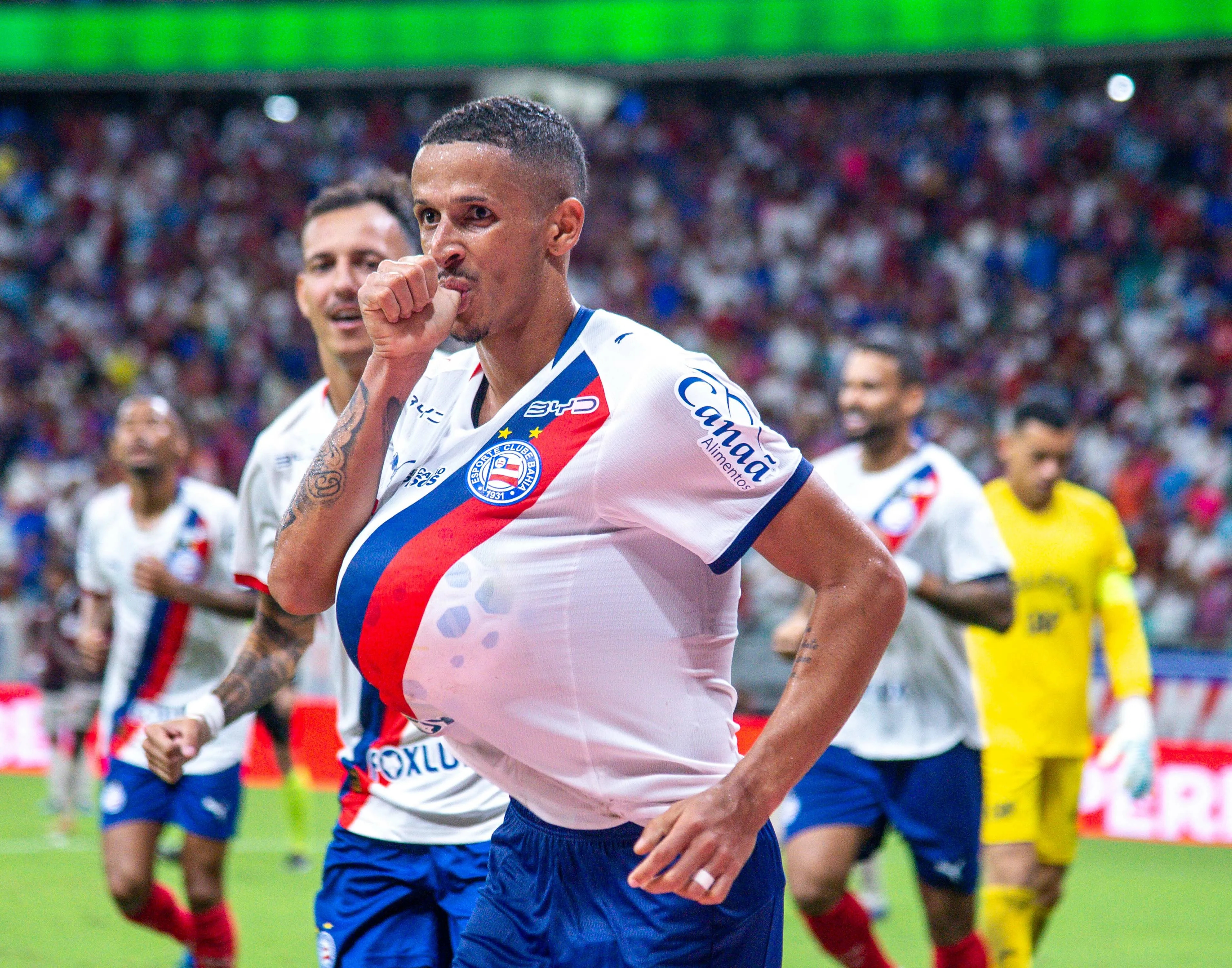 BA – SALVADOR – 01/04/2026 – BRASILEIRO A 2026, BAHIA X ATHLETICO-PR – Luciano Juba jogador do Bahia comemora seu gol durante partida contra o Athletico-PR no estadio Arena Fonte Nova pelo campeonato Brasileiro A 2026. Foto: Jhony Pinho/AGIF