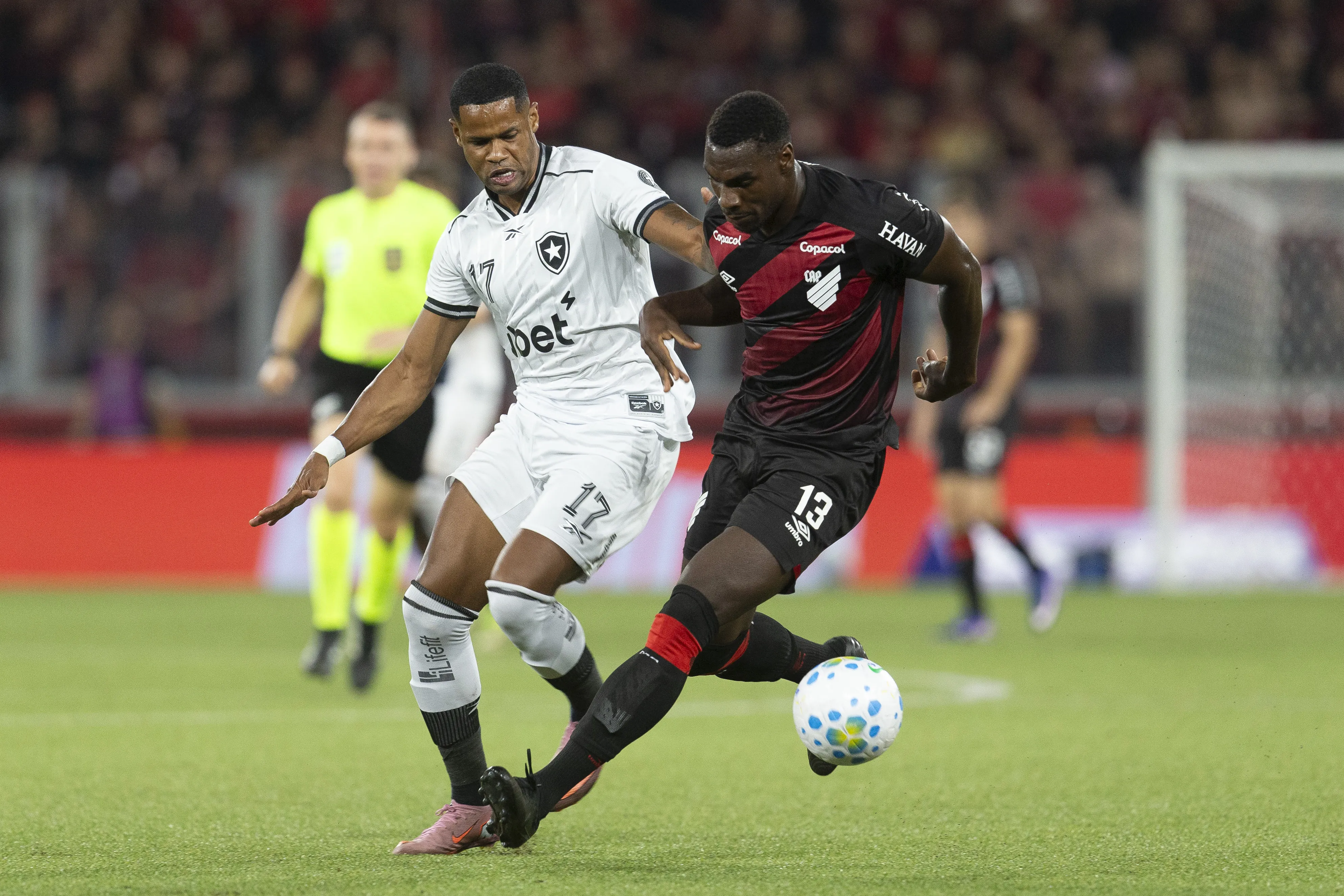 PR – CURITIBA – 29/03/2026 – BRASILEIRO A 2026, ATHLETICO-PR X BOTAFOGO – Carlos Teran jogador do Athletico-PR disputa lance com Junior Santos jogador do Botafogo durante partida no estadio Arena da Baixada pelo campeonato Brasileiro A 2026. Foto: Hedeson Alves/AGIF