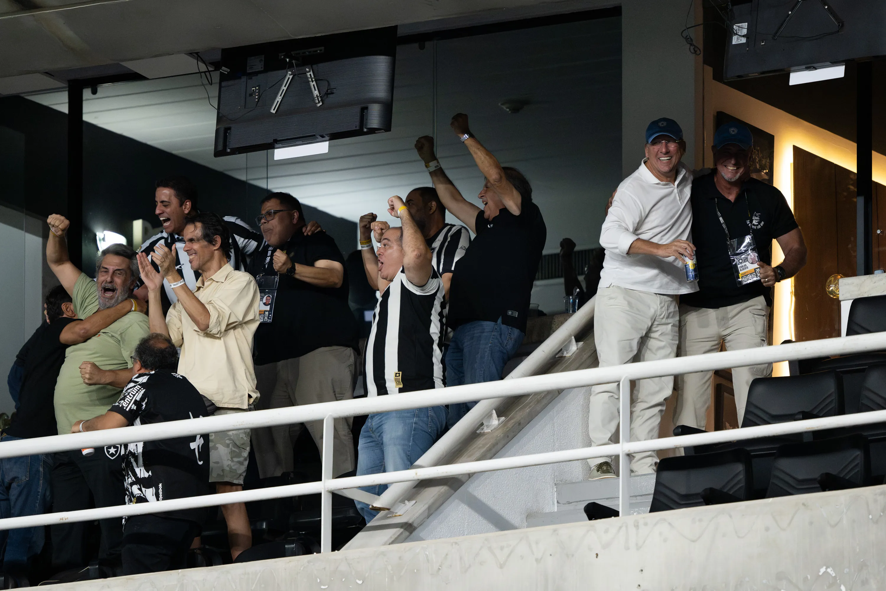 RJ – RIO DE JANEIRO – 29/01/2026 – BRASILEIRO A 2026, BOTAFOGO X CRUZEIRO – John Textor dono da saf do Botafogo comemora gol durante partida contra o Cruzeiro no estadio Engenhao pelo campeonato Brasileiro A 2026.     Foto: Jorge Rodrigues/AGIF