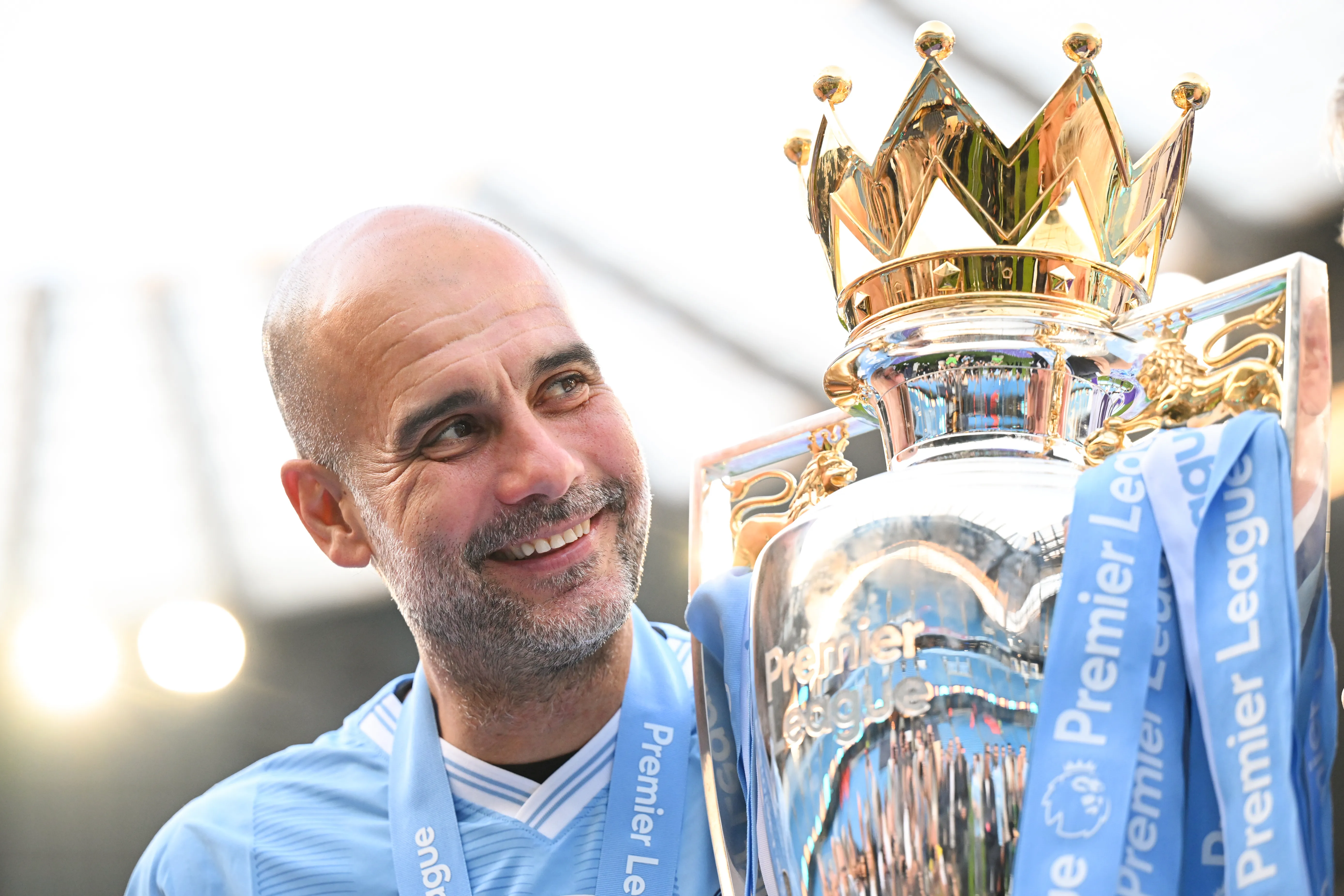 Pep Guardiola, treinador do Manchester City, posa para uma foto com o troféu do título da Premier League após a vitória da equipe na partida entre Manchester City e West Ham United, no Etihad Stadium, em 19 de maio de 2024, em Manchester, Inglaterra. (Photo by Michael Regan/Getty Images)