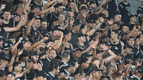Torcida do Corinthians durante partida contra Bahia no estádio Vila Belmiro pelo campeonato Brasileiro A 2026. Foto: Jota Erre/AGIF