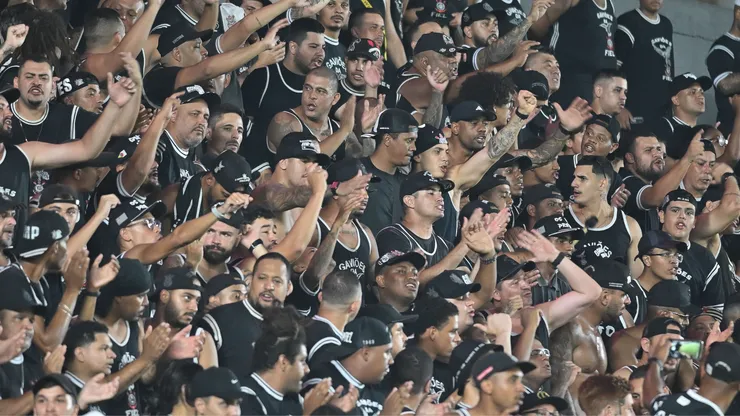 Torcida do Corinthians durante partida contra Bahia no estádio Vila Belmiro pelo campeonato Brasileiro A 2026. Foto: Jota Erre/AGIF
