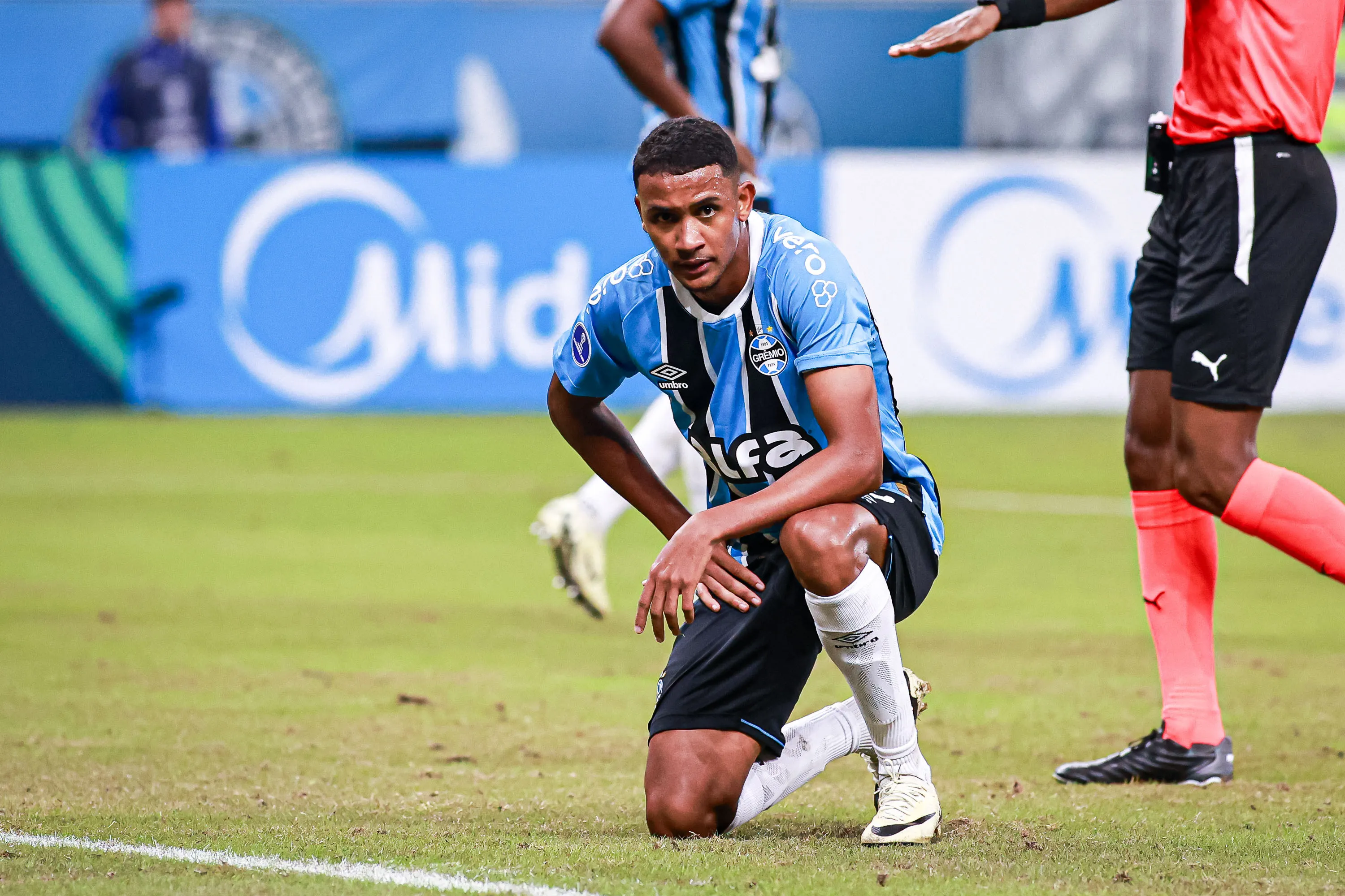 RS – PORTO ALEGRE – 13/05/2025 – COPA SUL-AMERICANA 2025, GREMIO X GODOY CRUZ – Andre Henrique jogador do Gremio lamenta durante partida contra o Godoy Cruz no estadio Arena do Gremio pelo campeonato Copa Sul-americana 2025. Foto: Maxi Franzoi/AGIF