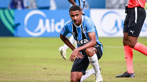 RS - PORTO ALEGRE - 13/05/2025 - COPA SUL-AMERICANA 2025, GREMIO X GODOY CRUZ - Andre Henrique jogador do Gremio lamenta durante partida contra o Godoy Cruz no estadio Arena do Gremio pelo campeonato Copa Sul-americana 2025. Foto: Maxi Franzoi/AGIF