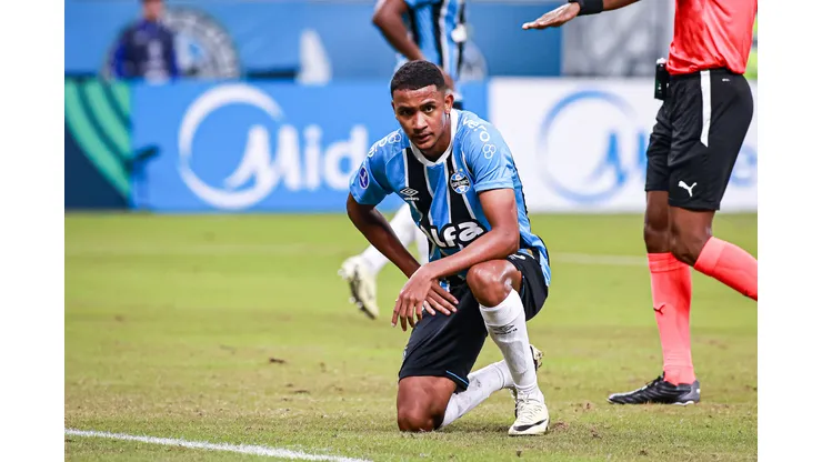 RS - PORTO ALEGRE - 13/05/2025 - COPA SUL-AMERICANA 2025, GREMIO X GODOY CRUZ - Andre Henrique jogador do Gremio lamenta durante partida contra o Godoy Cruz no estadio Arena do Gremio pelo campeonato Copa Sul-americana 2025. Foto: Maxi Franzoi/AGIF