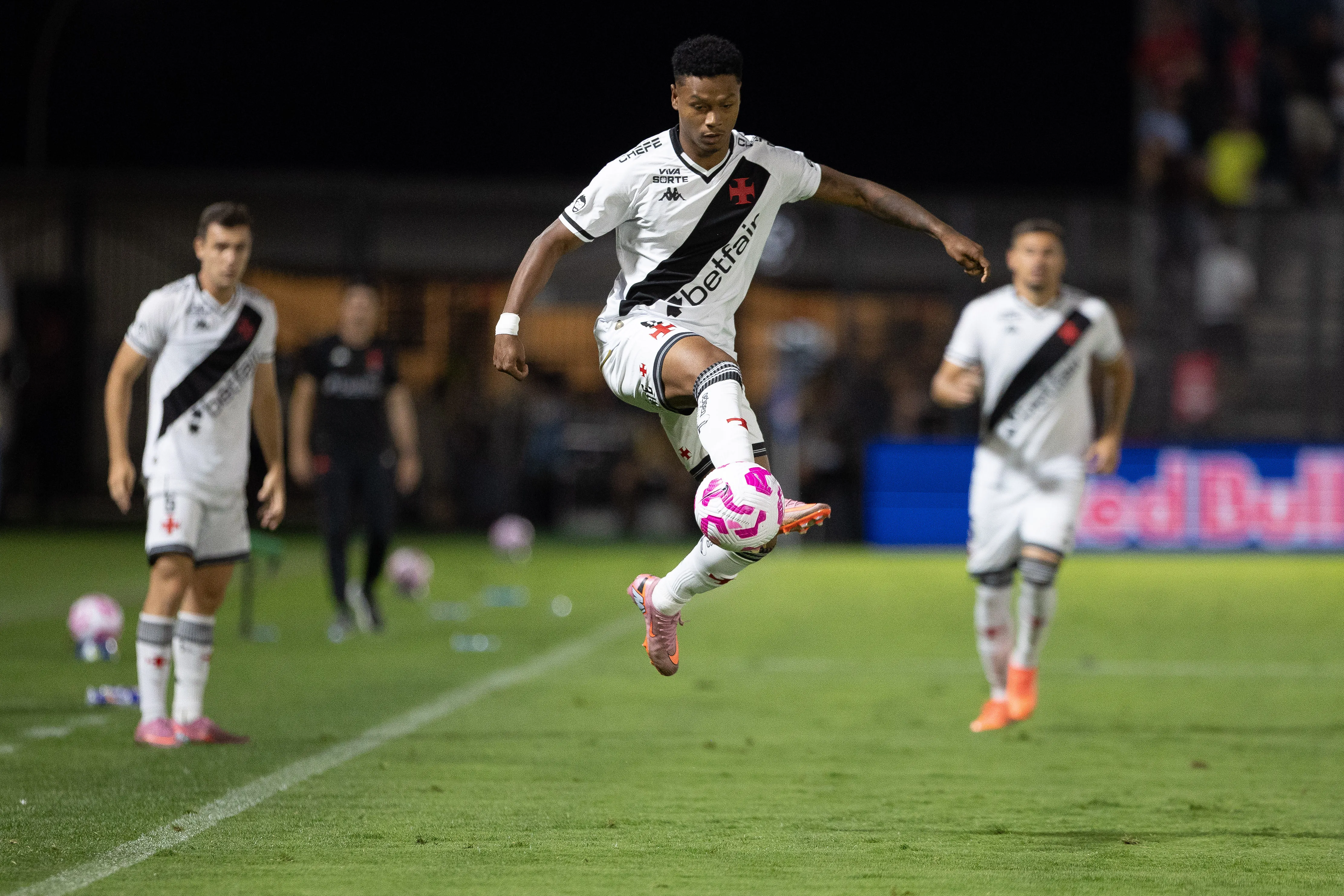 Matheus Franca jogador do Vasco durante partida contra o Bragantino no estadio Cicero De Souza Marques pelo campeonato Brasileiro A 2025. Foto: Joisel Amaral/AGIF