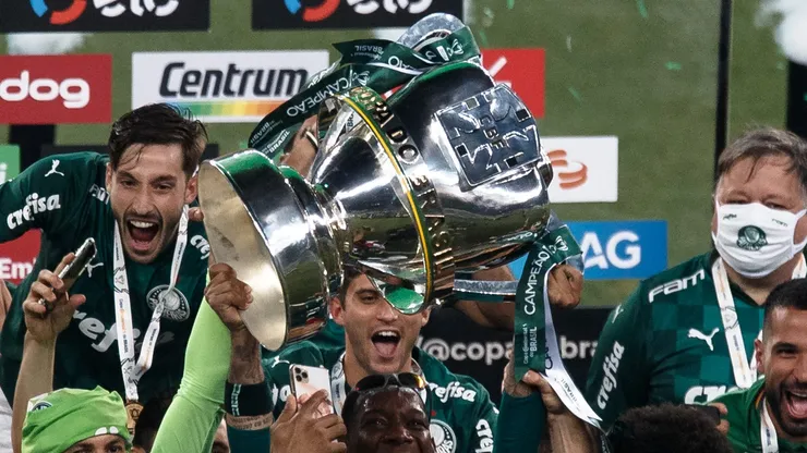 Felipe Melo jogador do Palmeiras levanta a taca de campeao durante cerimonia de premiacao ao final da partida contra o Gremio no estadio Arena Allianz Parque pela decisao do campeonato Copa do Brasil 2020. Foto: Ettore Chiereguini/AGIF