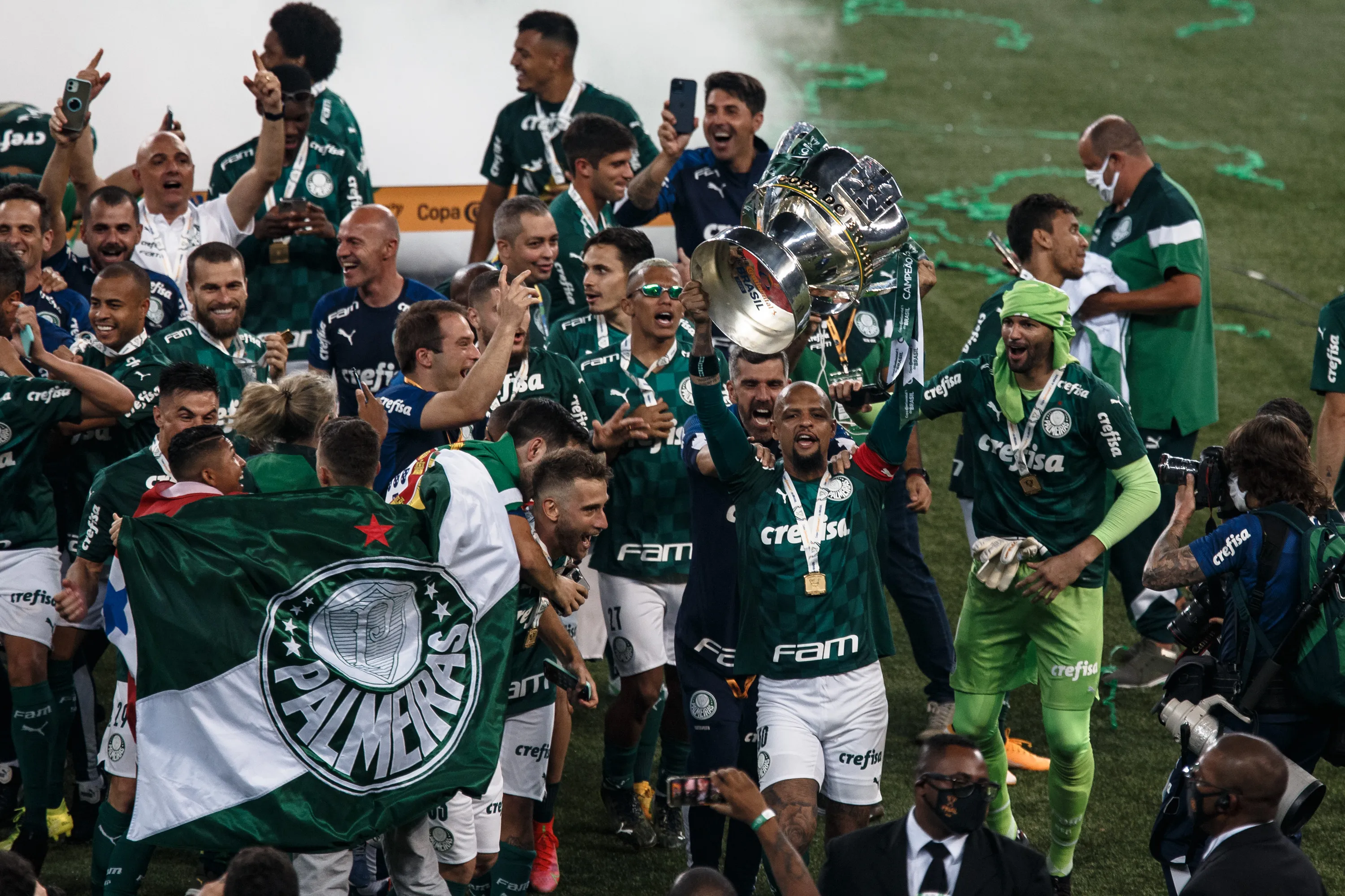 Felipe Melo jogador do Palmeiras levanta a taca de campeao durante cerimonia de premiacao ao final da partida contra o Gremio no estadio Arena Allianz Parque pela decisao do campeonato Copa do Brasil 2020. Foto: Ettore Chiereguini/AGIF