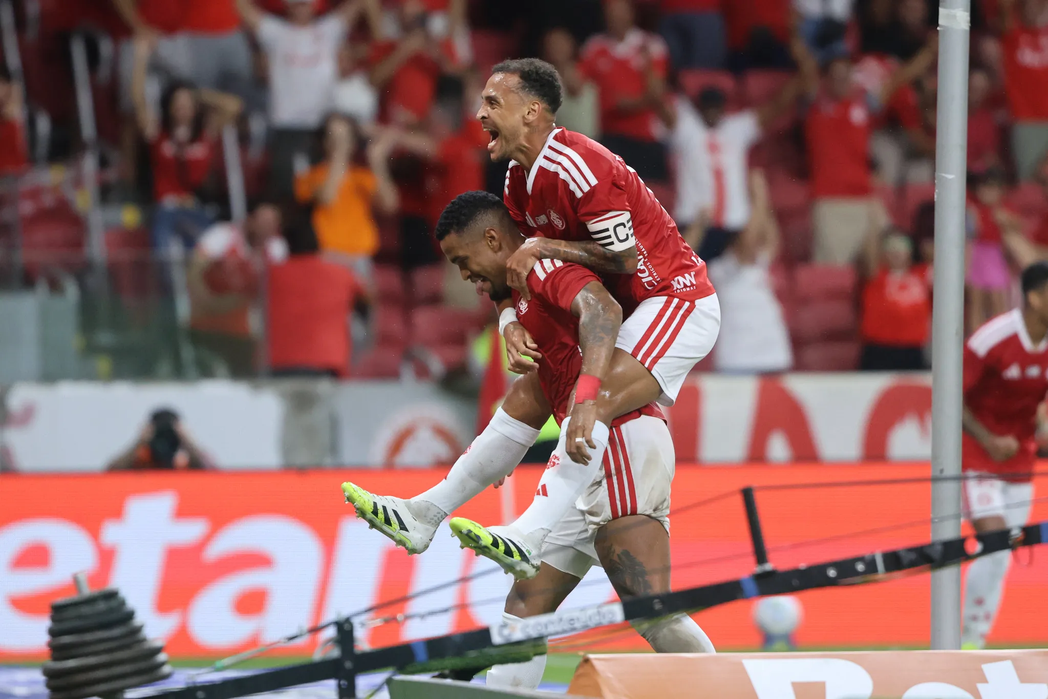 Alerrandro e Alan Patrick comemorando gol – Foto: Ricardo Duarte / Internacional