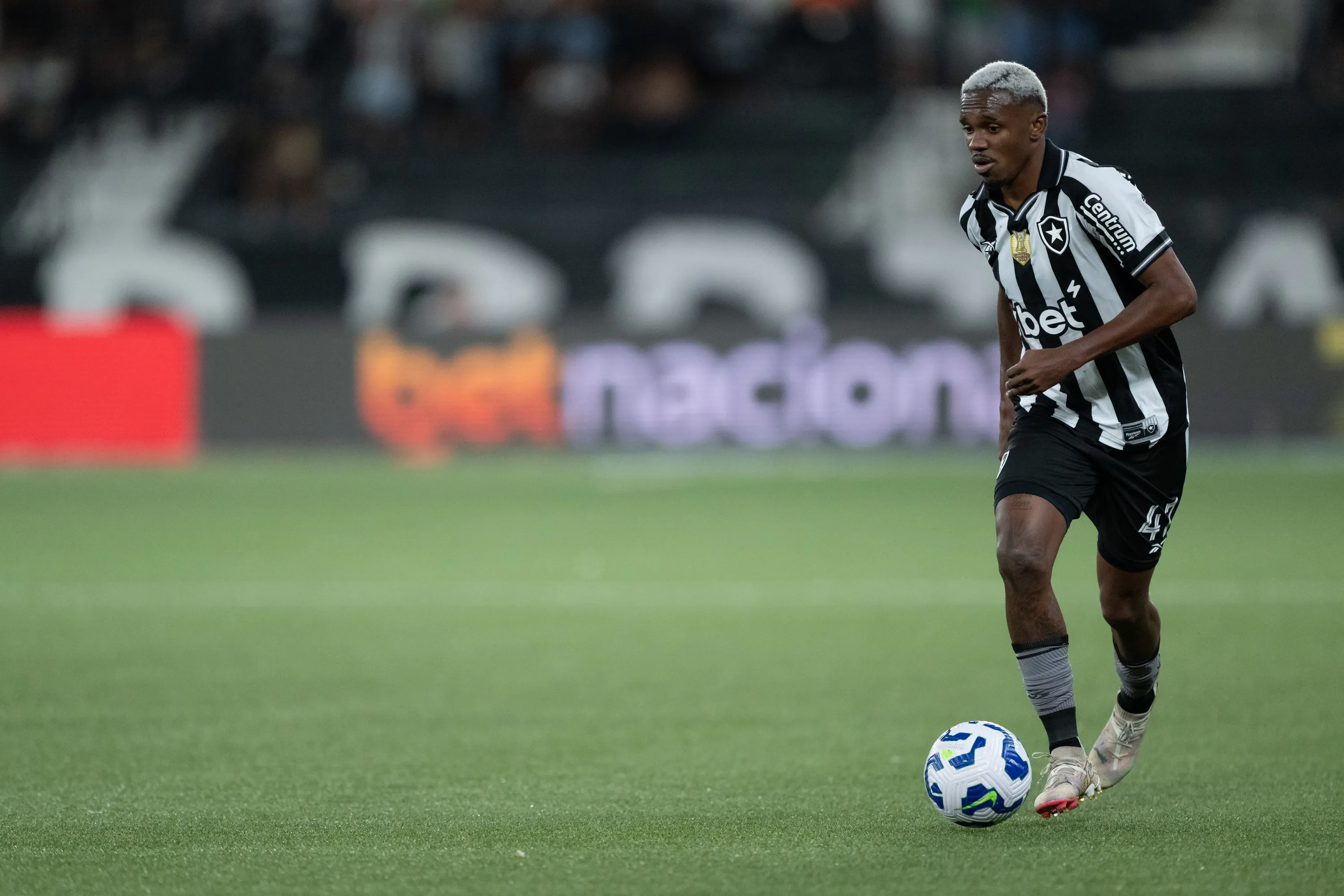 Jeffinho com a camisa do Botafogo em 2025 –  Foto: Jorge Rodrigues/AGIF