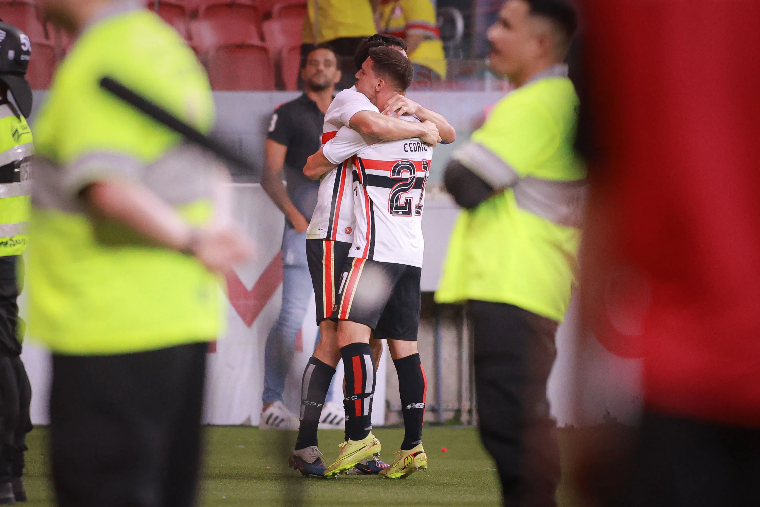 Jonathan Calleri jogador do Sao Paulo comemora seu gol com Cedric jogador da sua equipe durante partida contra o Internacional no estadio Beira-Rio pelo campeonato Brasileiro A 2026. Foto: Maxi Franzoi/AGIF