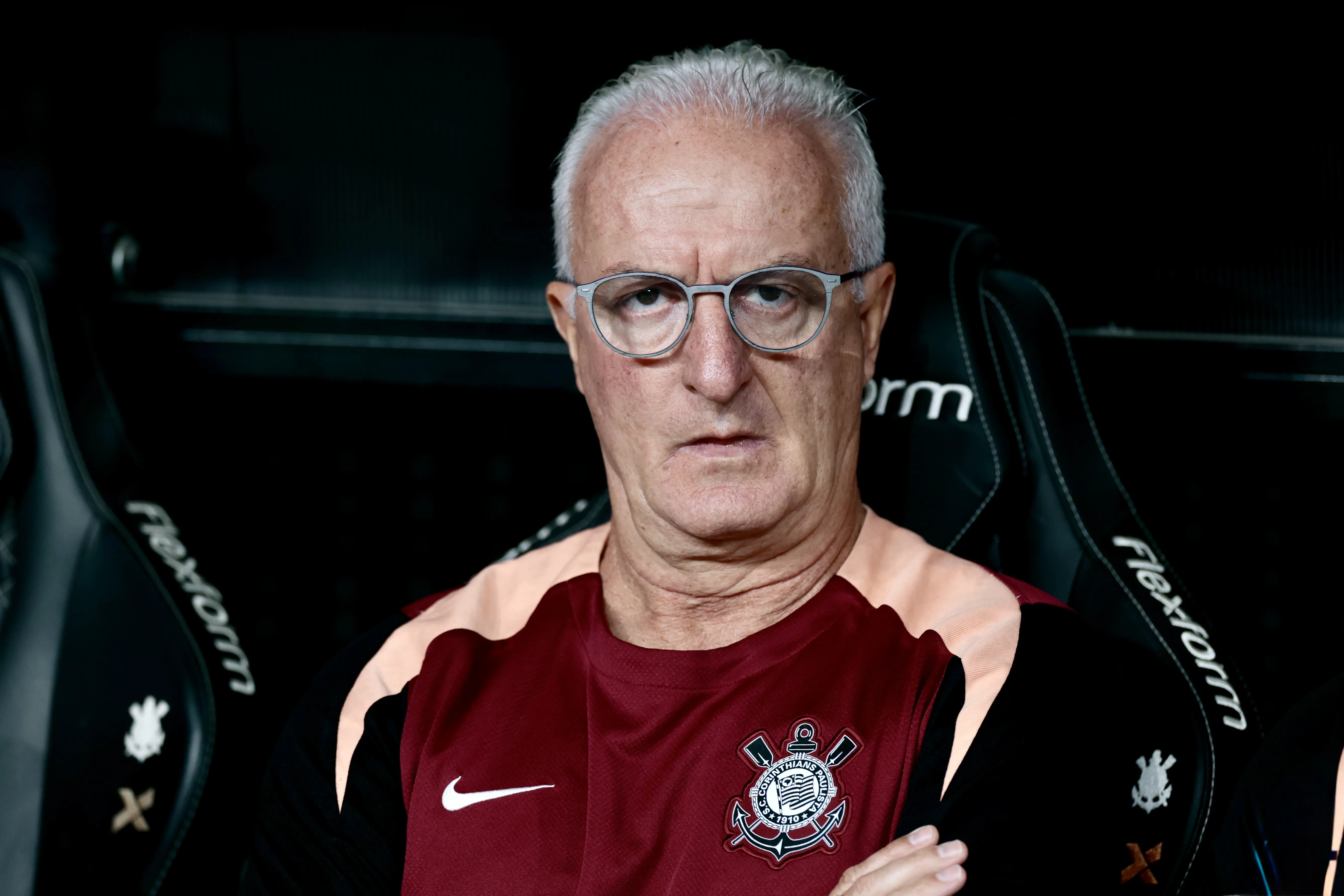 Dorival Júnior durante confronto entre Corinthians e Flamengo no Brasileirão de 2026. Foto: Marcello Zambrana/AGIF