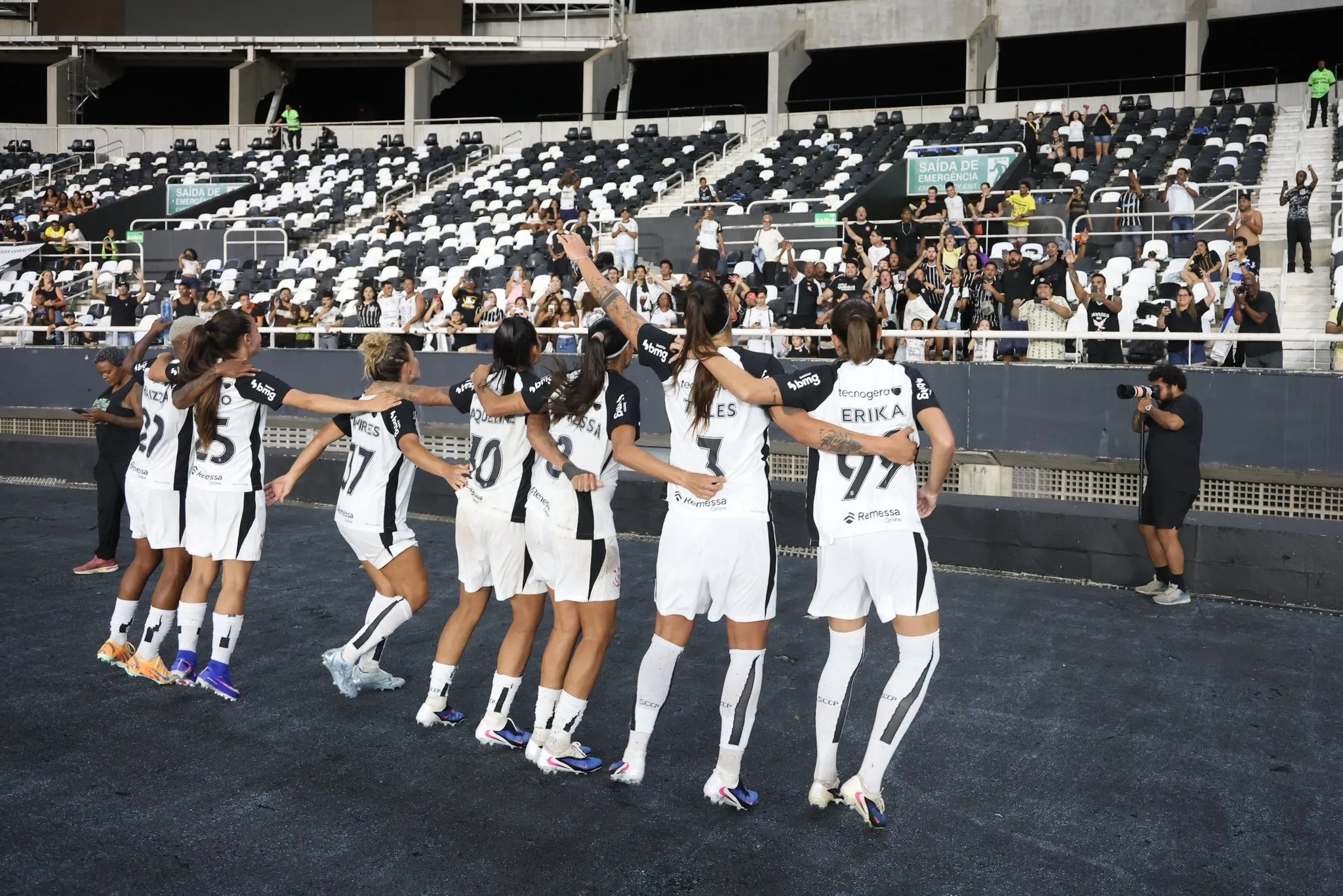 Jogadoras do Corinthians festejam ao lado da torcida - Foto: Lucas Figueiredo/Corinthians