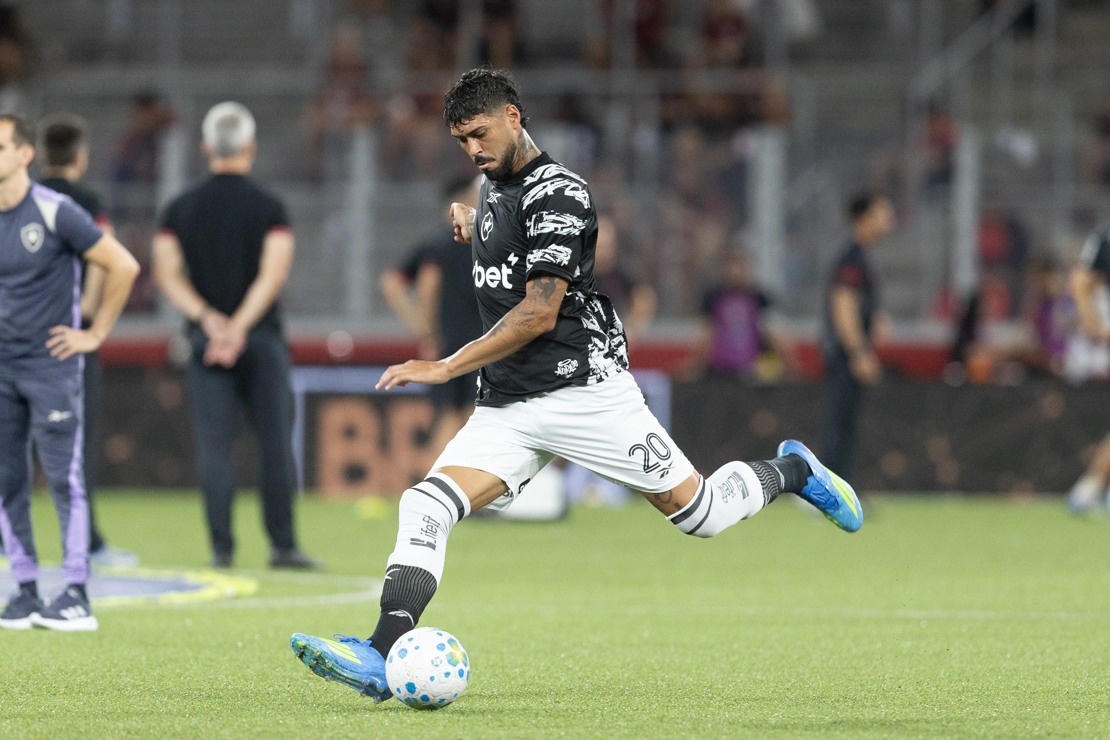 Barboza atuando no Botafogo –  Foto: Hedeson Alves/AGIF