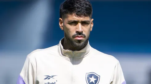 SP - BRAGANCA PAULISTA - 21/03/2026 - BRASILEIRO A 2026, BRAGANTINO X BOTAFOGO - Alexander Barboza jogador do Botafogo durante chegada da equipe para partida contra o Bragantino no estadio Cicero De Souza Marques pelo campeonato Brasileiro A 2026. Foto: Anderson Romao/AGIF