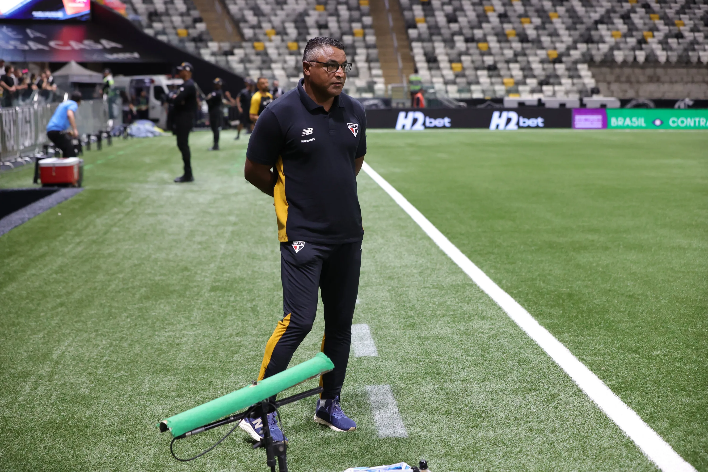 Roger Machado comandando o São Paulo – Foto: Gilson Lobo/AGIF