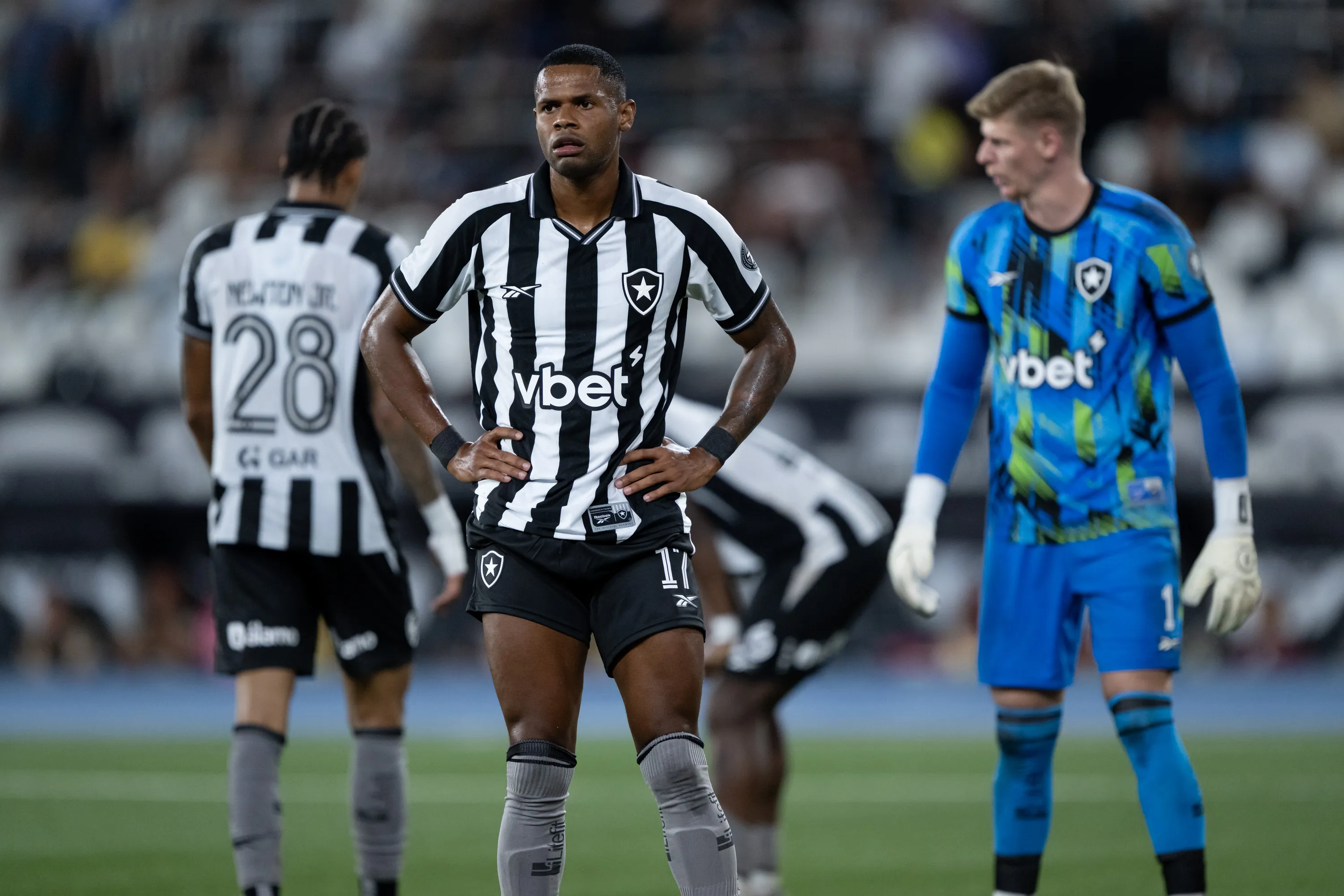 Junior Santos jogador do Botafogo durante partida contra o Flamengo no estadio Engenhao pelo campeonato Brasileiro A 2026. Foto: Jorge Rodrigues/AGIF