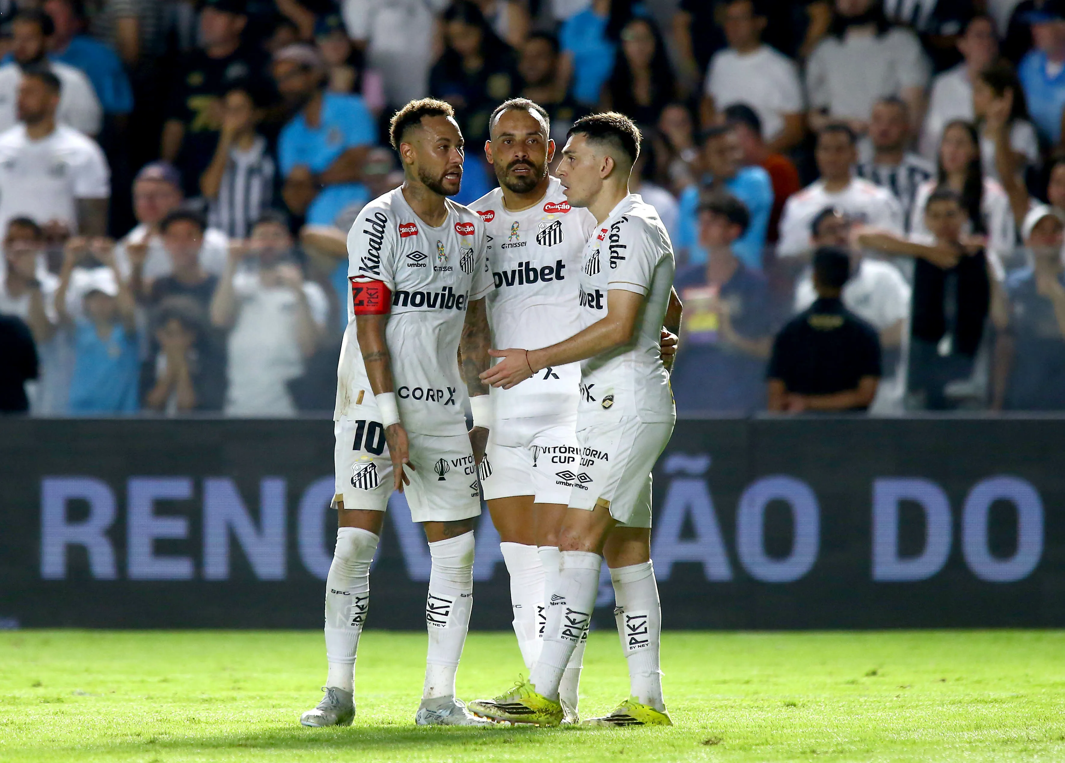Moises jogador do Santos comemora seu gol durante partida contra o Remo no estadio Vila Belmiro pelo campeonato Brasileiro A 2026. Foto: Mauricio De Souza/AGIF