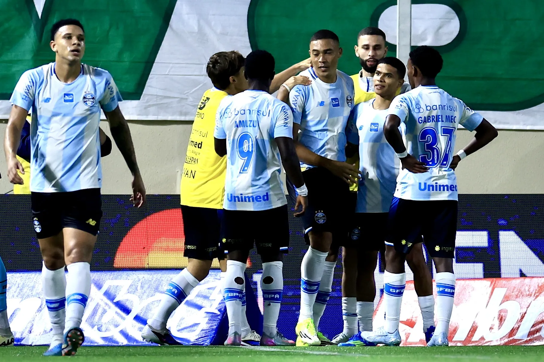 Carlos Vinicius jogador do Gremio comemora seu gol com jogadores do seu time durante partida contra o Palmeiras no estadio Arena Barueri pelo campeonato Brasileiro A 2026. Foto: Marcello Zambrana/AGIF