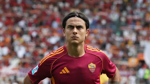 Paulo Dybala, da AS Roma, observa durante a partida da Série A entre AS Roma e Torino FC no Estádio Olímpico, em 14 de setembro de 2025, em Roma, Itália. (Foto de Paolo Bruno/Getty Images)