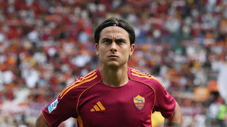 Paulo Dybala, da AS Roma, observa durante a partida da Série A entre AS Roma e Torino FC no Estádio Olímpico, em 14 de setembro de 2025, em Roma, Itália. (Foto de Paolo Bruno/Getty Images)