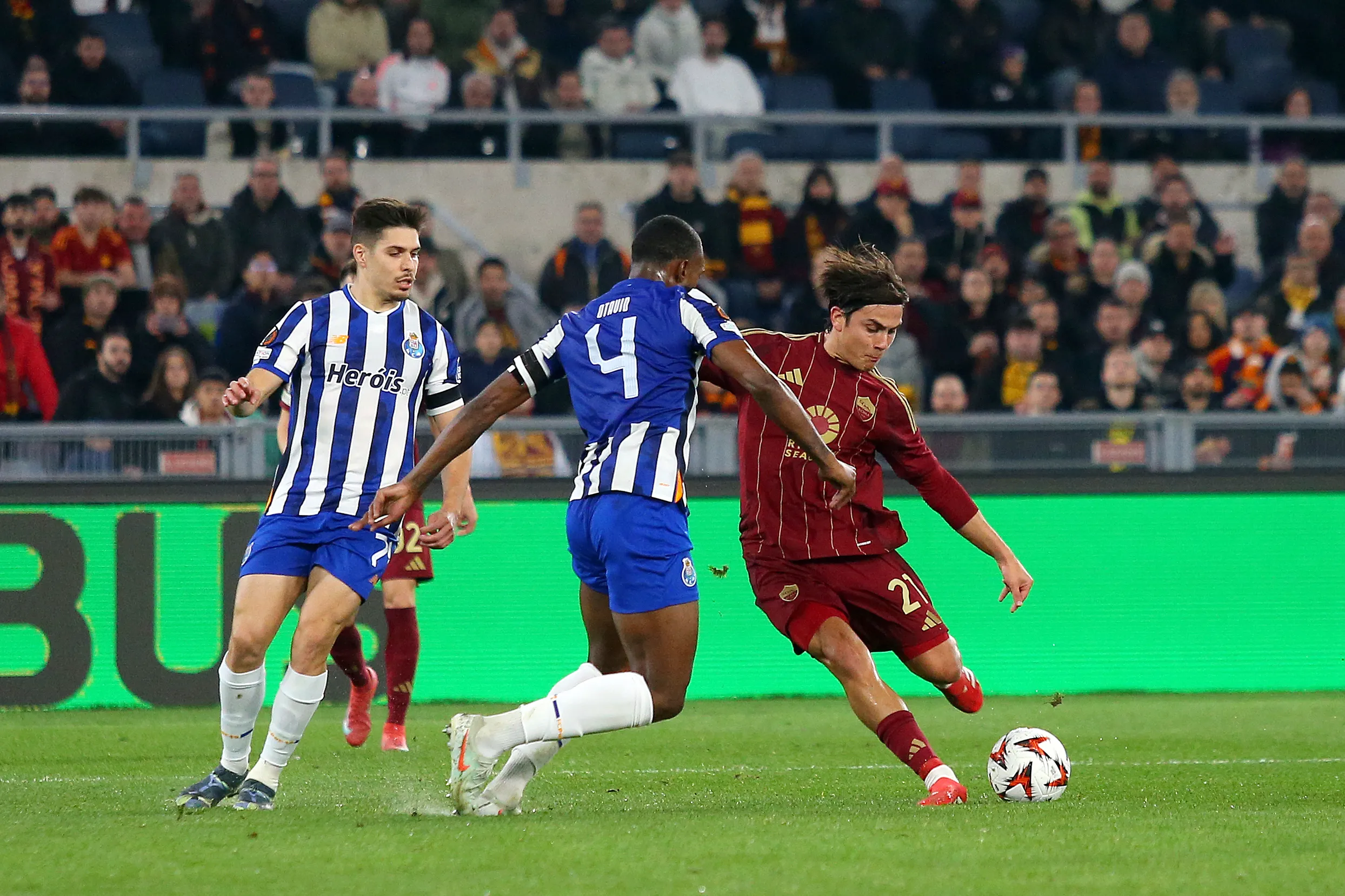 Paulo Dybala, da AS Roma, marca o segundo gol de sua equipe durante a partida de volta do play-off da Liga Europa da UEFA 2024/25 entre AS Roma e FC Porto, no Estádio Olímpico, em 20 de fevereiro de 2025, em Roma, Itália.. (Photo by Paolo Bruno/Getty Images)