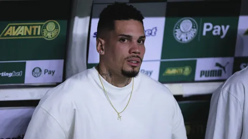 Paulinho jogador do Palmeiras e visto no banco de reservas antes de partida contra o Sao Paulo no estadio Arena Allianz Parque pelo campeonato Paulista 2025.