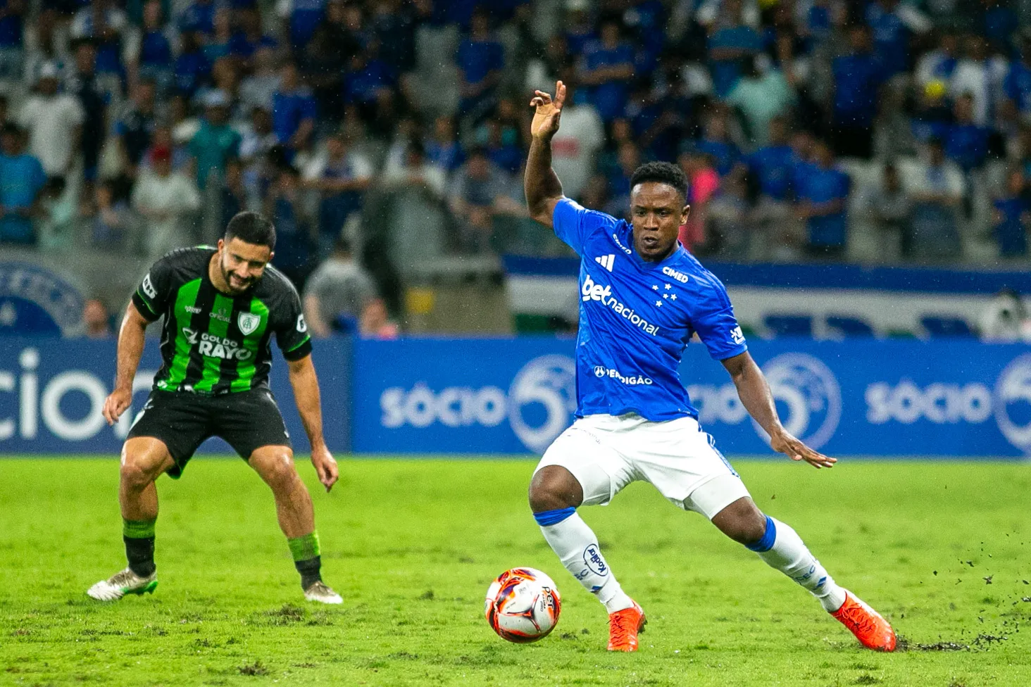 Sinisterra se aproxima de retorno – Foto: Fernando Moreno/AGIF.