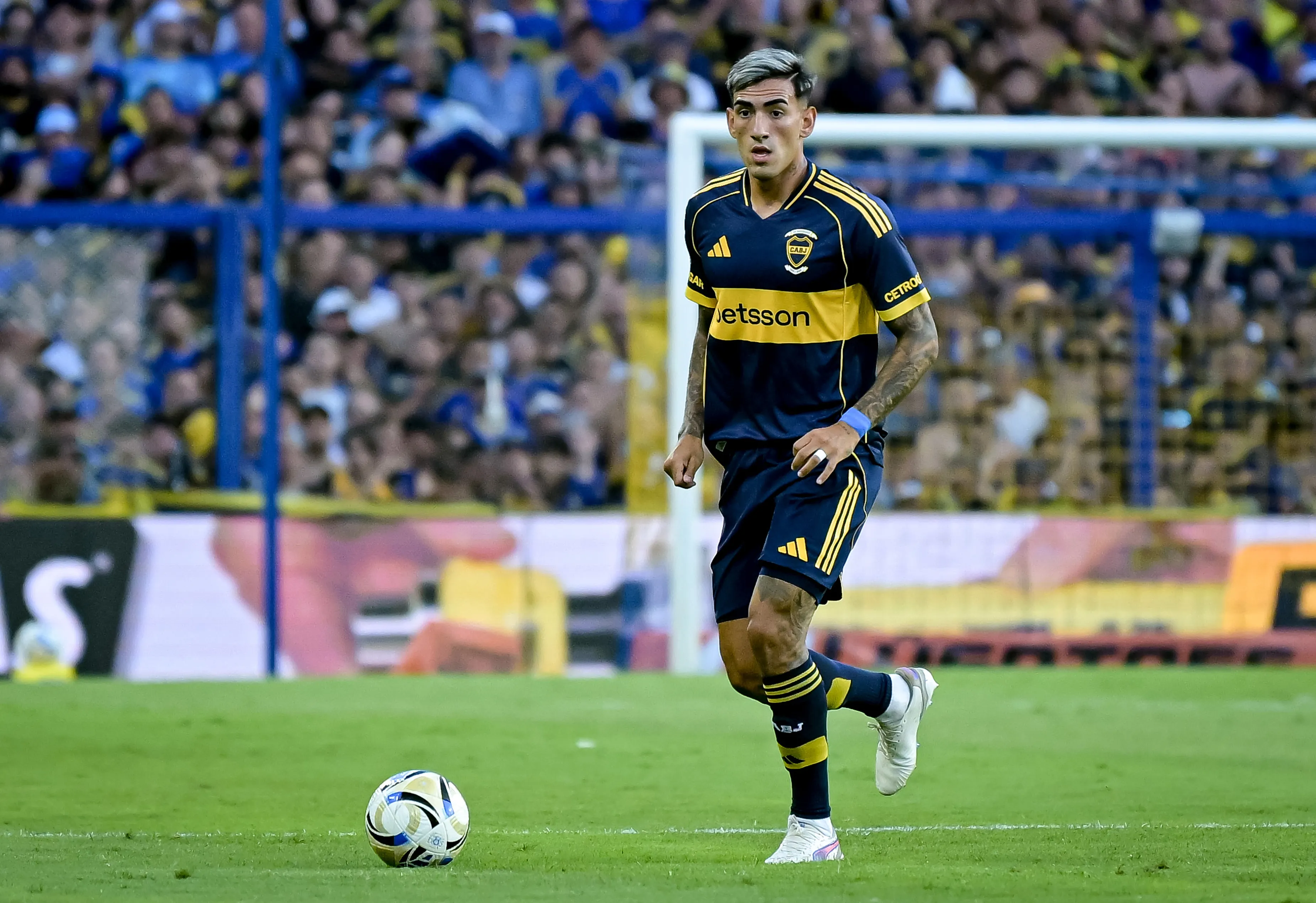 BUENOS AIRES, ARGENTINA – FEBRUARY 01: Lautaro Di Lollo of Boca Juniors runs with the ball during a Torneo Apertura Mercado Libre 2026 match between Boca Juniors and Newell’s Old Boys at Estadio Alberto J. Armando on February 01, 2026 in Buenos Aires, Argentina. (Photo by Marcelo Endelli/Getty Images)