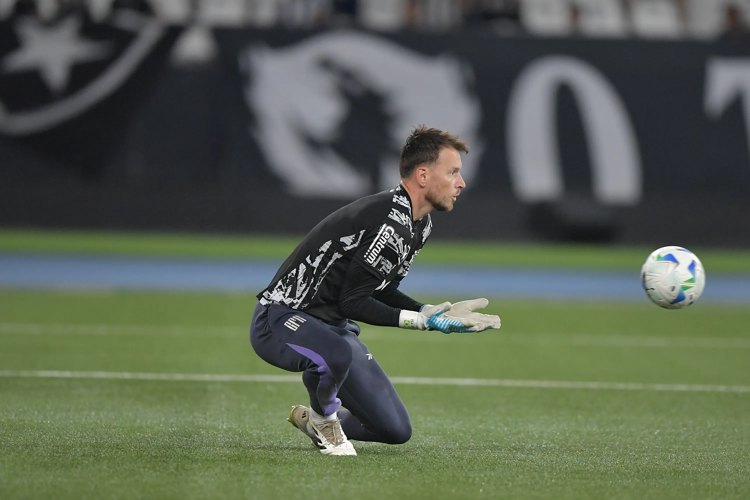 RJ – RIO DE JANEIRO – 14/08/2025 – COPA LIBERTADORES 2025, BOTAFOGO X LDU – Neto goleiro do Botafogo durante aquecimento antes da partida contra o LDU no estadio Engenhao pelo campeonato Copa Libertadores 2025. Foto: Thiago Ribeiro/AGIF