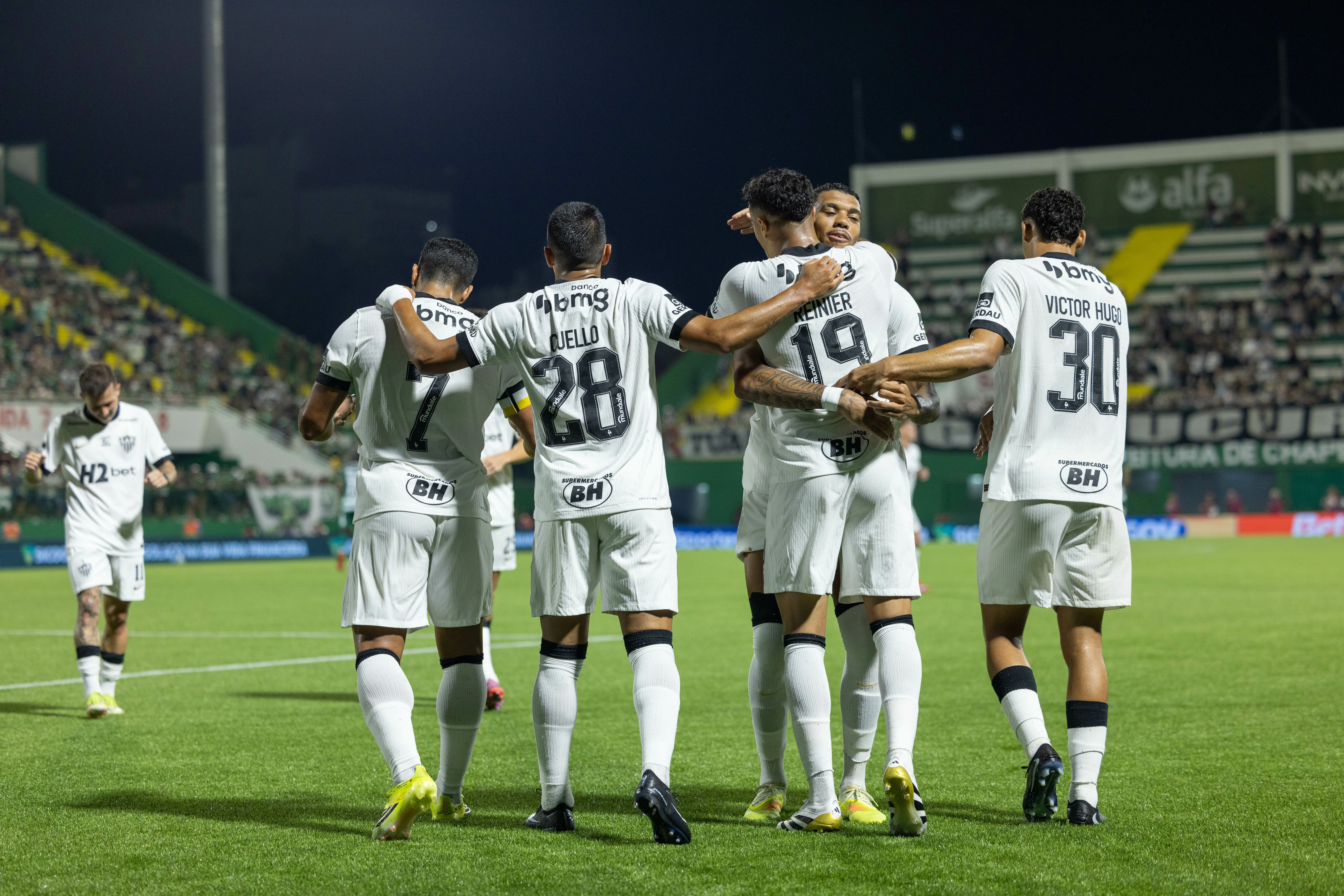 SC – CHAPECO – 02/04/2026 – BRASILEIRO A 2026, CHAPECOENSE X ATLETICO-MG – Reinier jogador do Atletico-MG comemora seu gol com jogadores do seu time durante partida contra o Chapecoense no estadio Arena Conda pelo campeonato Brasileiro A 2026. Foto: Liamara Polli/AGIF