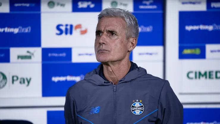 Luís Castro técnico do Grêmio durante partida contra o Palmeiras no estádio Arena Barueri pelo campeonato Brasileiro A 2026. Foto: Ettore Chiereguini/AGIF